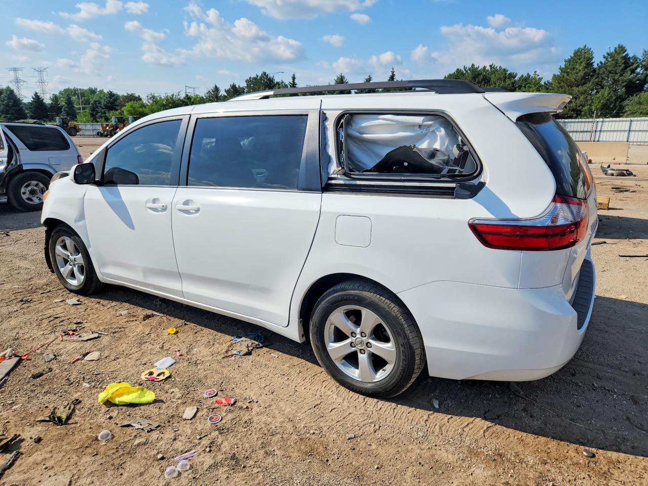 2015 Toyota Sienna Le White vin: 5TDKK3DC2FS620671