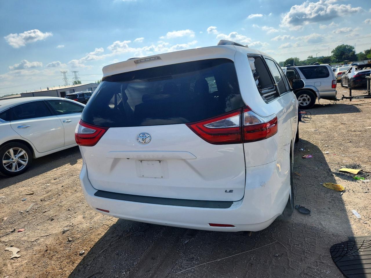 2015 Toyota Sienna Le White vin: 5TDKK3DC2FS620671