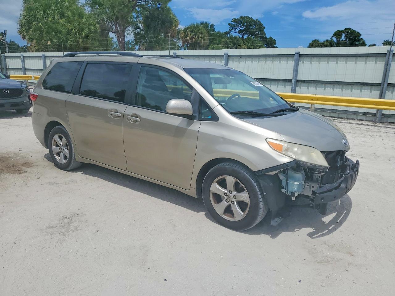 2015 Toyota Sienna Le Beige vin: 5TDKK3DC2FS624624