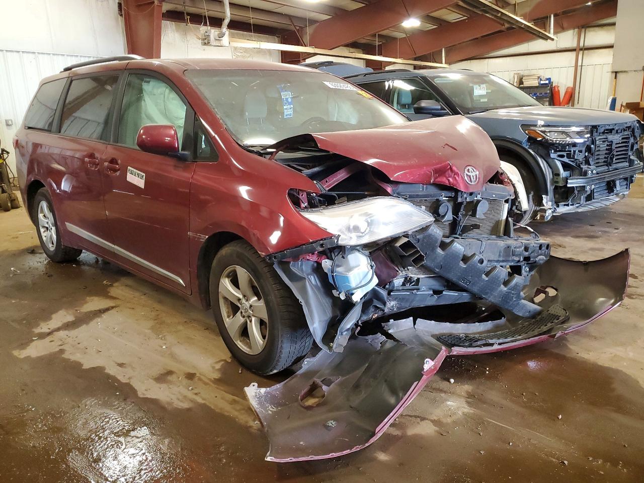 2015 Toyota Sienna Le Burgundy vin: 5TDKK3DC2FS641701