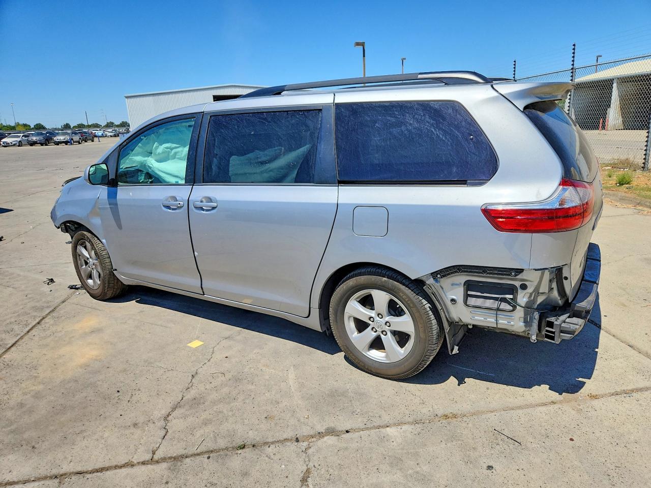 2015 Toyota Sienna Le Серебряный vin: 5TDKK3DC2FS643609