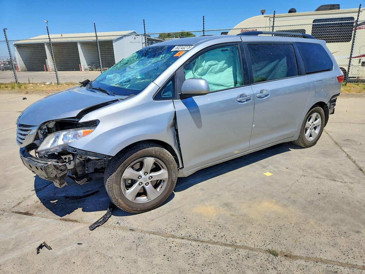 2015 Toyota Sienna Le Серебряный vin: 5TDKK3DC2FS643609