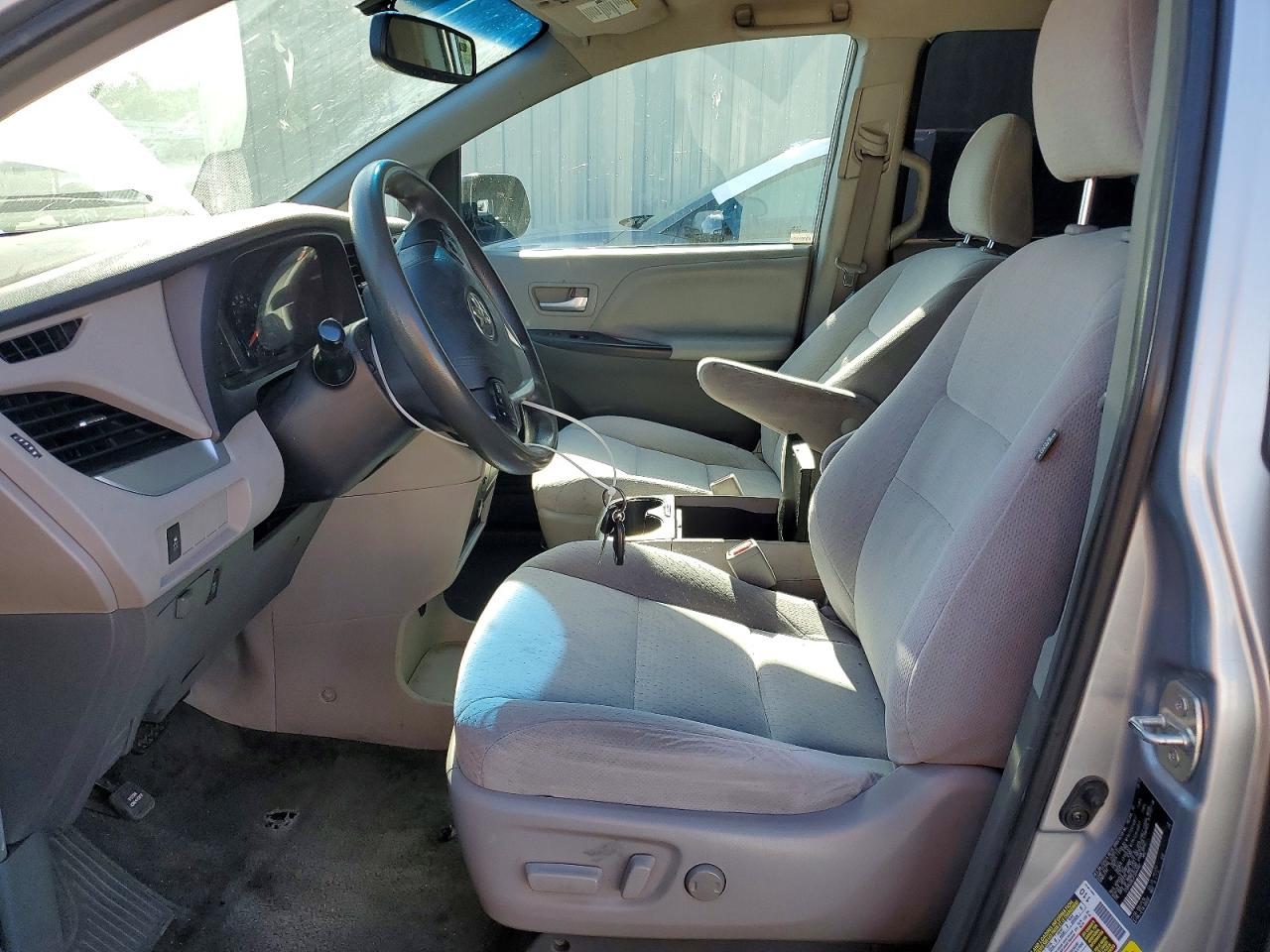 2015 Toyota Sienna Le 8-passenger Серебряный vin: 5TDKK3DC2FS644940