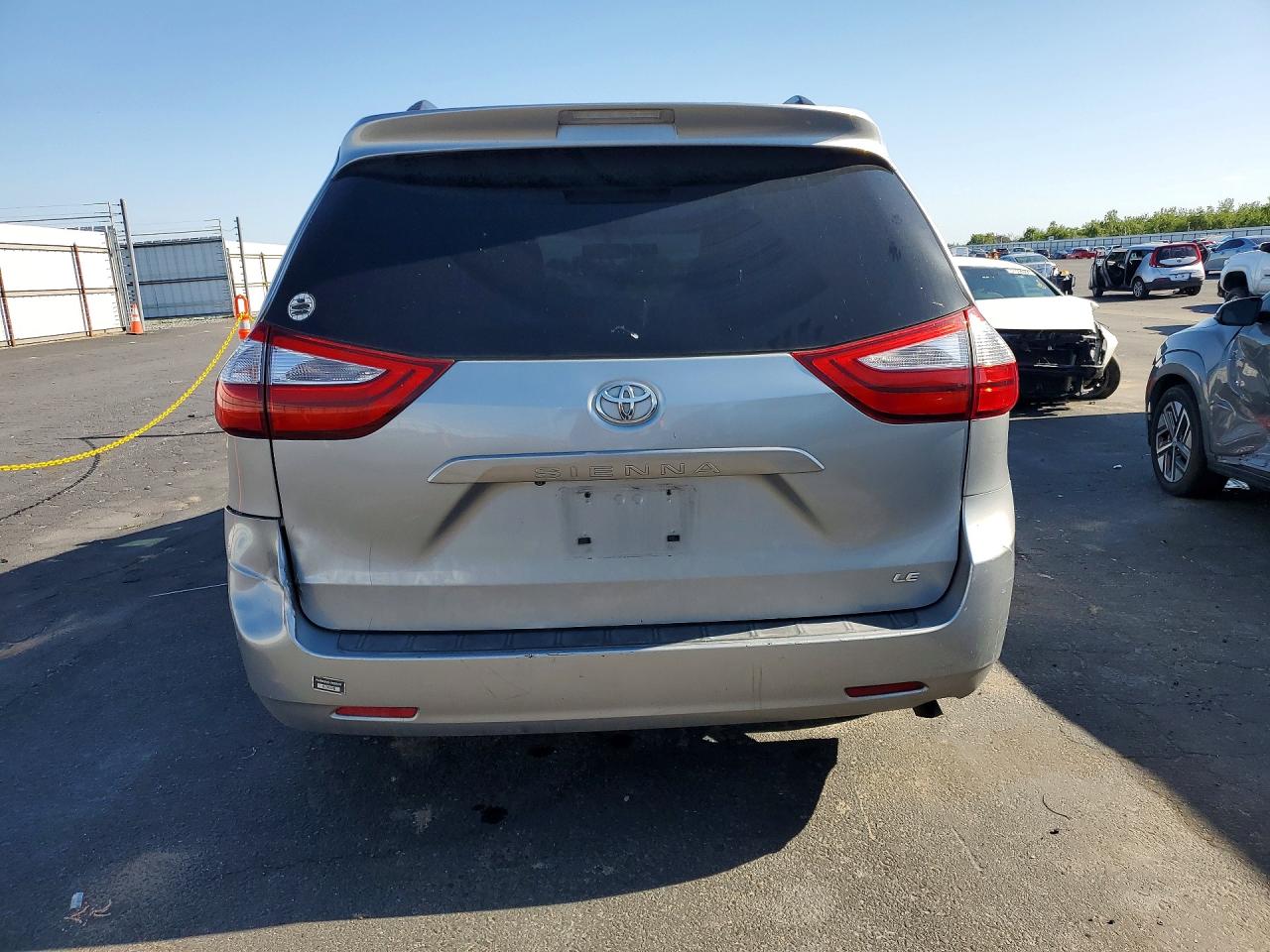 2015 Toyota Sienna Le 8-passenger Серебряный vin: 5TDKK3DC2FS644940