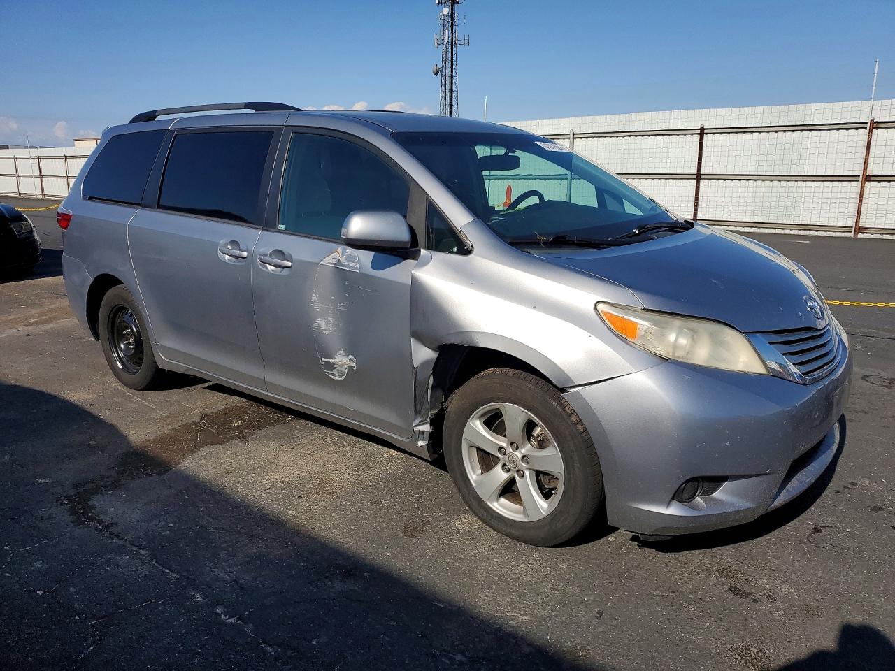 2015 Toyota Sienna Le 8-passenger Серебряный vin: 5TDKK3DC2FS644940