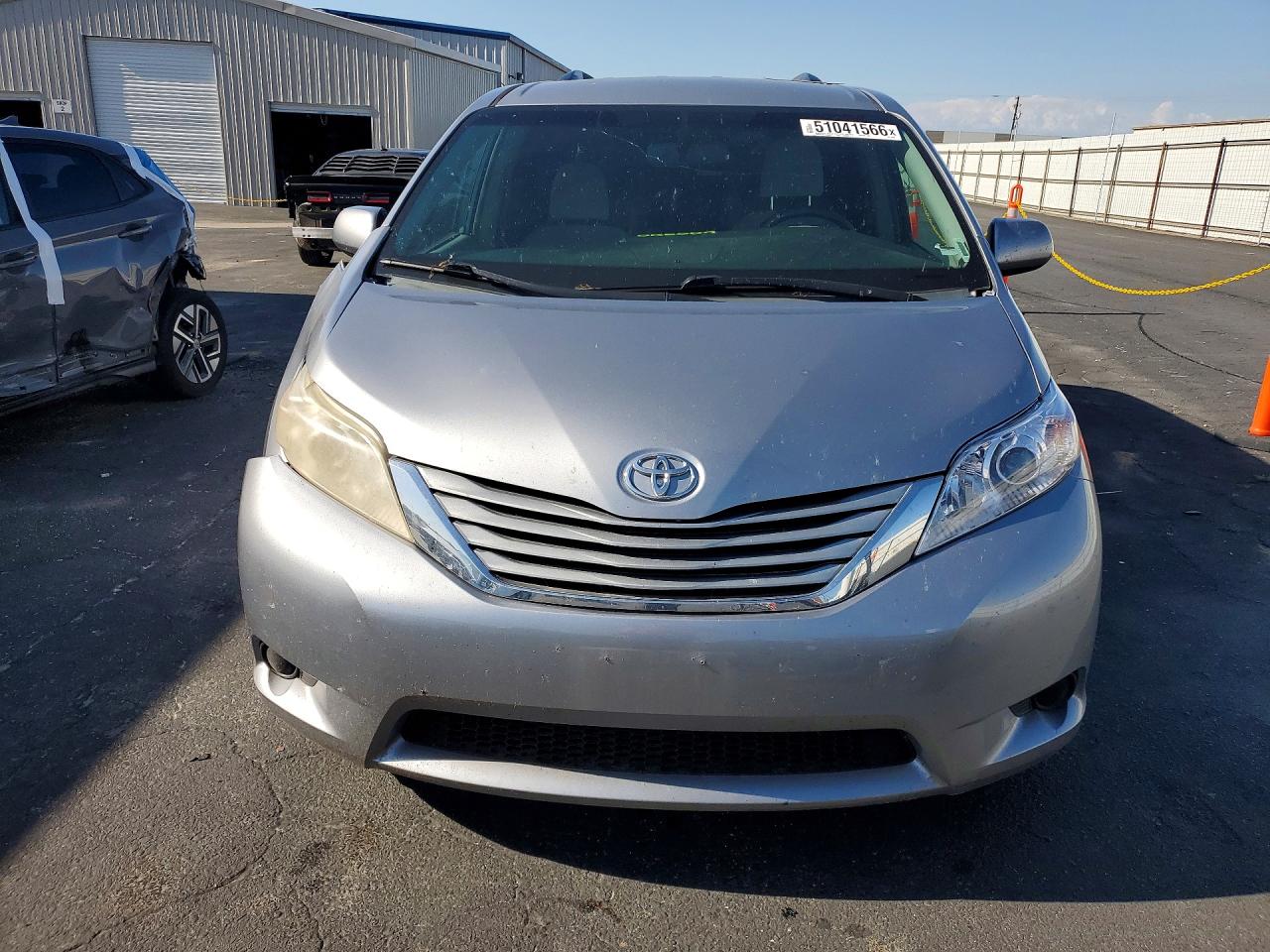 2015 Toyota Sienna Le 8-passenger Серебряный vin: 5TDKK3DC2FS644940