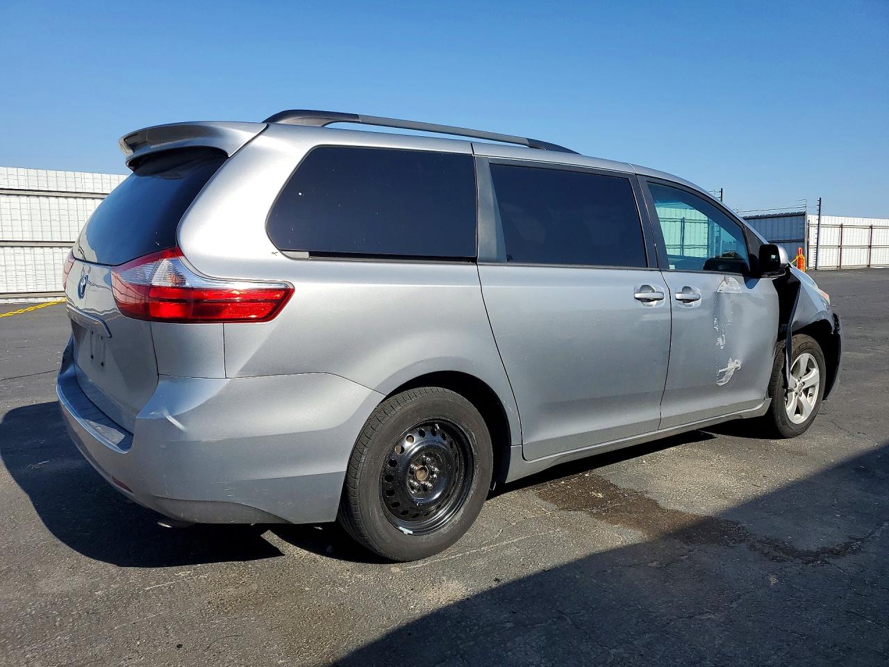 2015 Toyota Sienna Le 8-passenger Серебряный vin: 5TDKK3DC2FS644940
