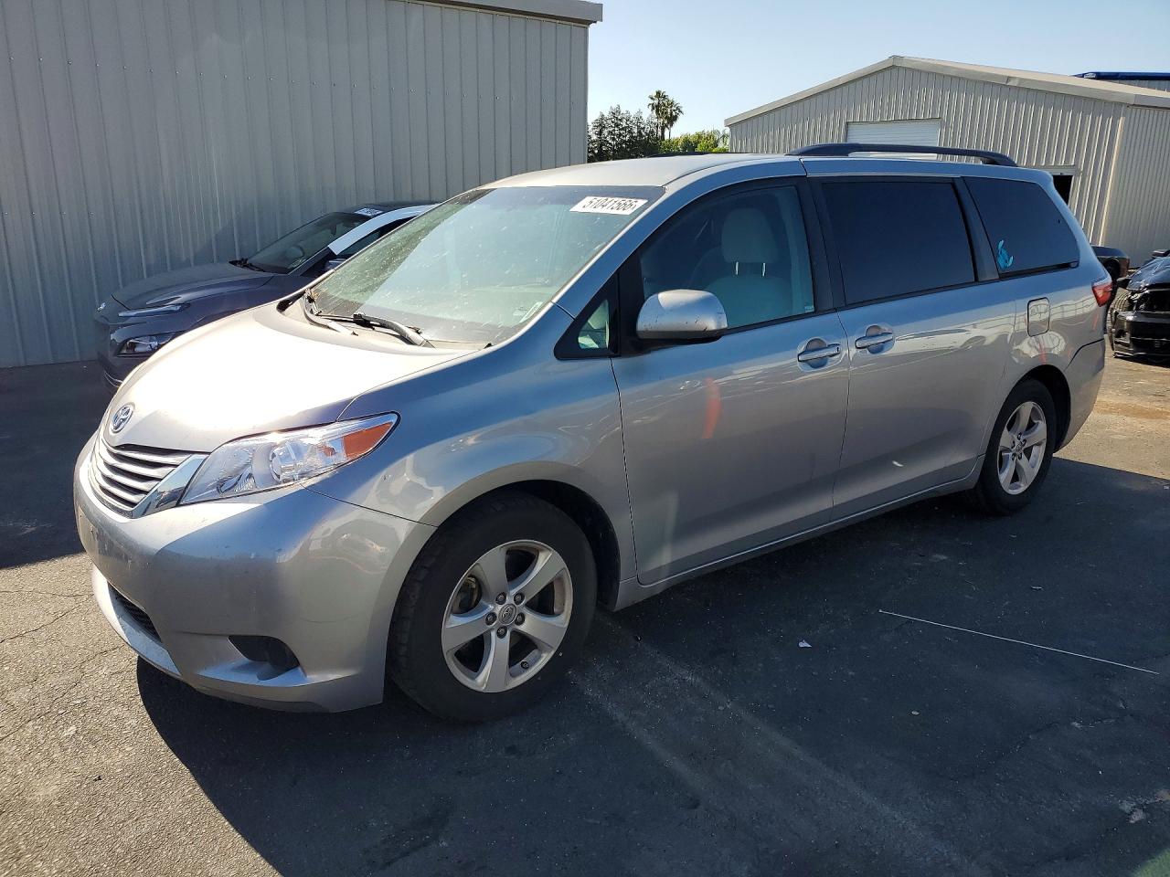 2015 Toyota Sienna Le 8-passenger Серебряный vin: 5TDKK3DC2FS644940