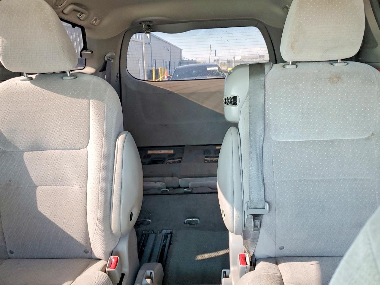 2015 Toyota Sienna Le 8-passenger Серебряный vin: 5TDKK3DC2FS644940