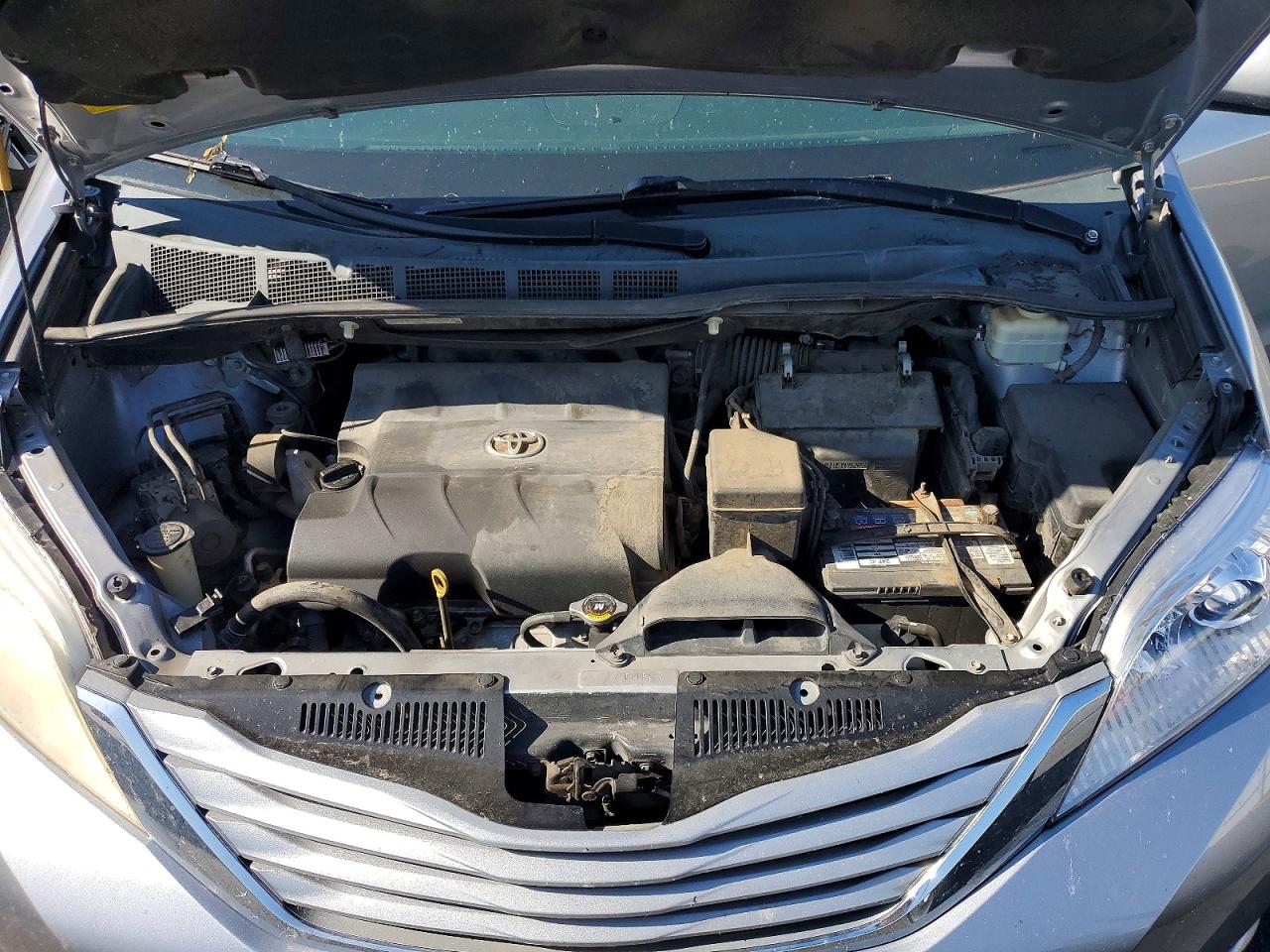 2015 Toyota Sienna Le 8-passenger Серебряный vin: 5TDKK3DC2FS644940