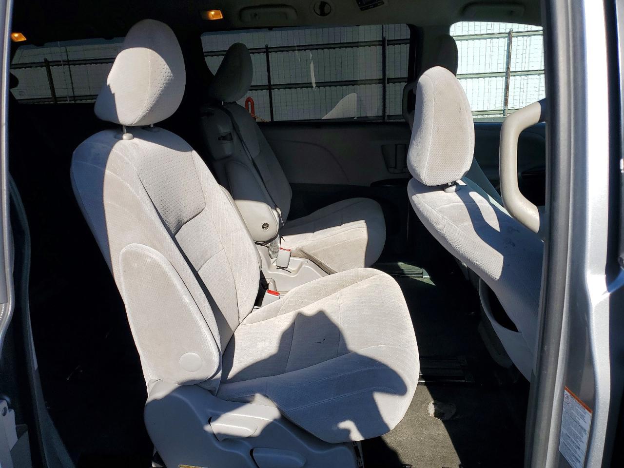 2015 Toyota Sienna Le 8-passenger Серебряный vin: 5TDKK3DC2FS644940