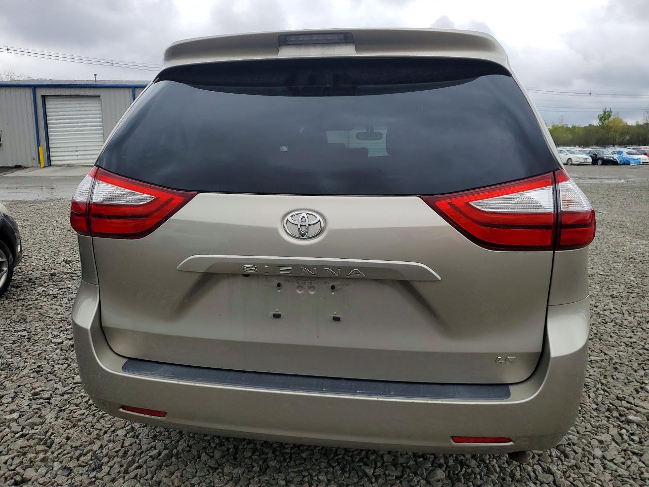 2015 Toyota Sienna Le Желто-коричневый vin: 5TDKK3DC2FS669241