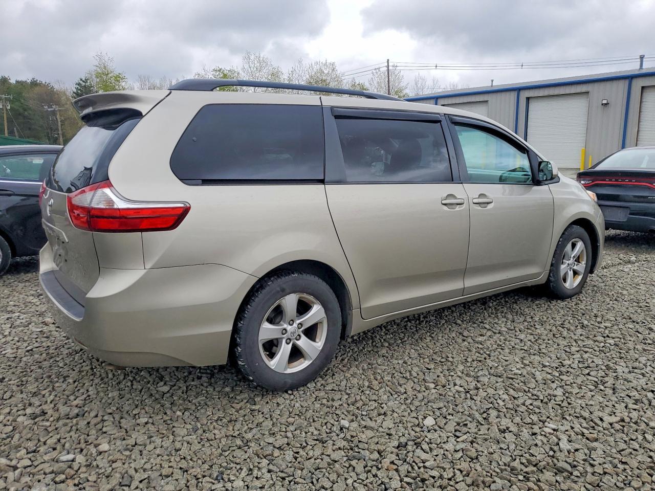 2015 Toyota Sienna Le Желто-коричневый vin: 5TDKK3DC2FS669241