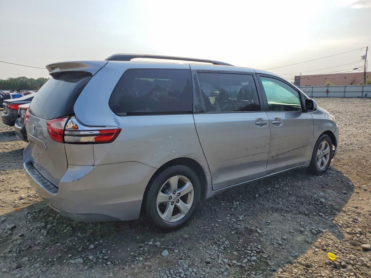 2015 Toyota Sienna Le Silver vin: 5TDKK3DC2FS680773
