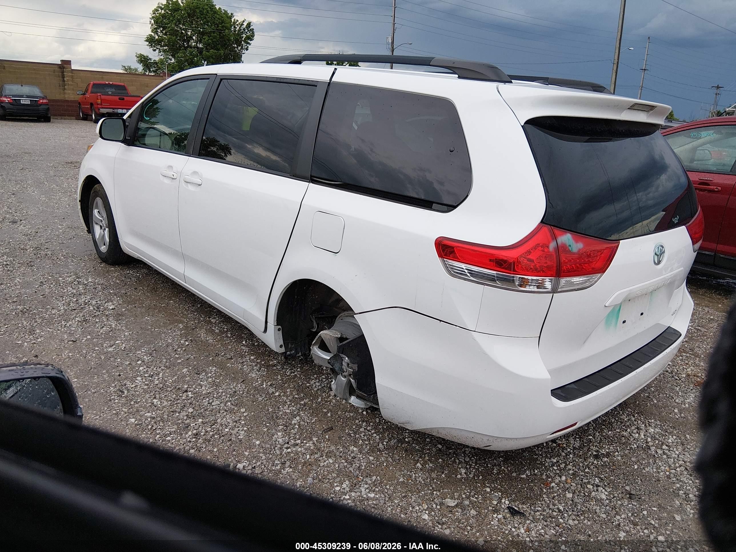 2011 Toyota Sienna Le V6 White vin: 5TDKK3DC3BS024155