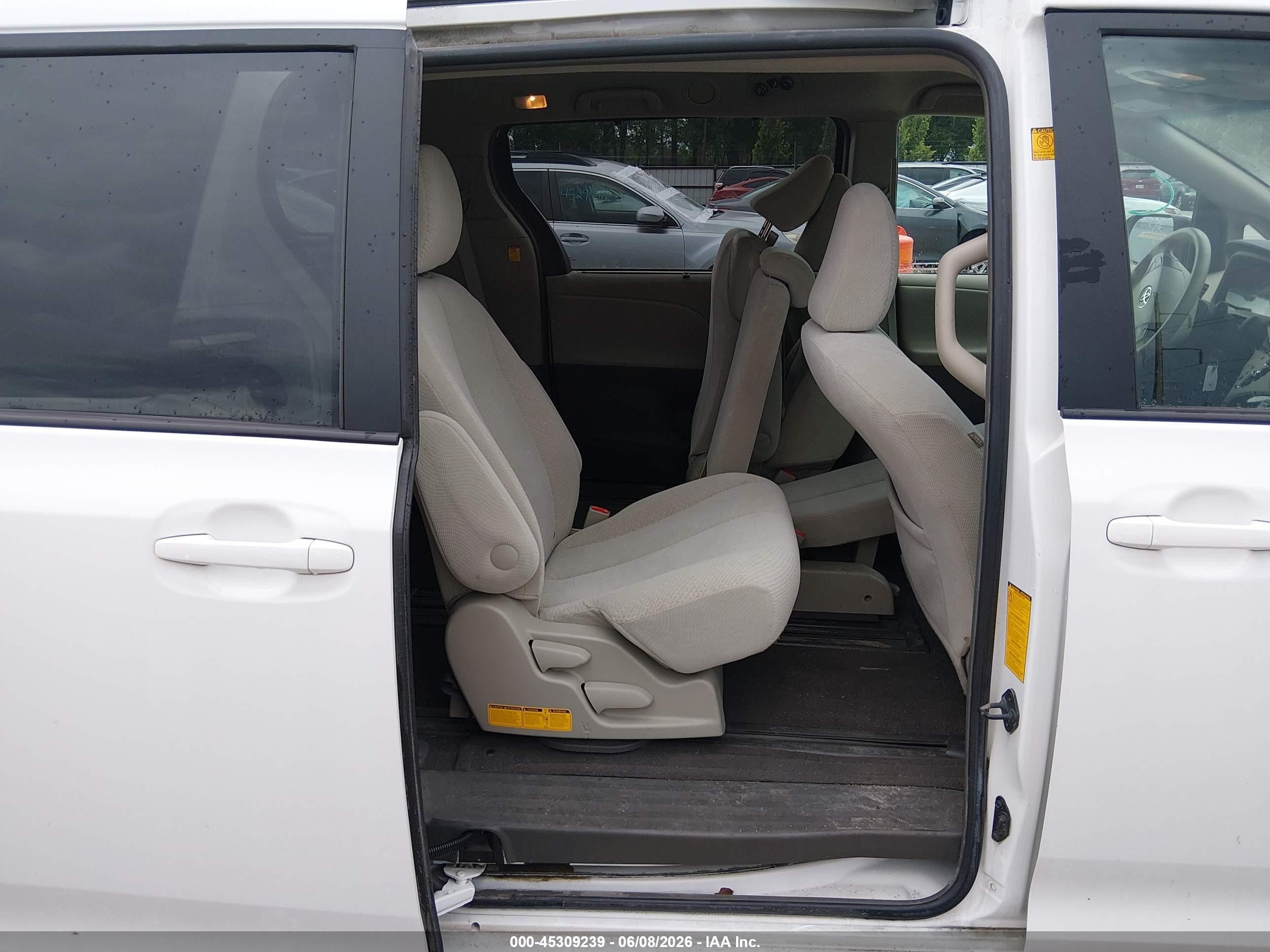2011 Toyota Sienna Le V6 White vin: 5TDKK3DC3BS024155