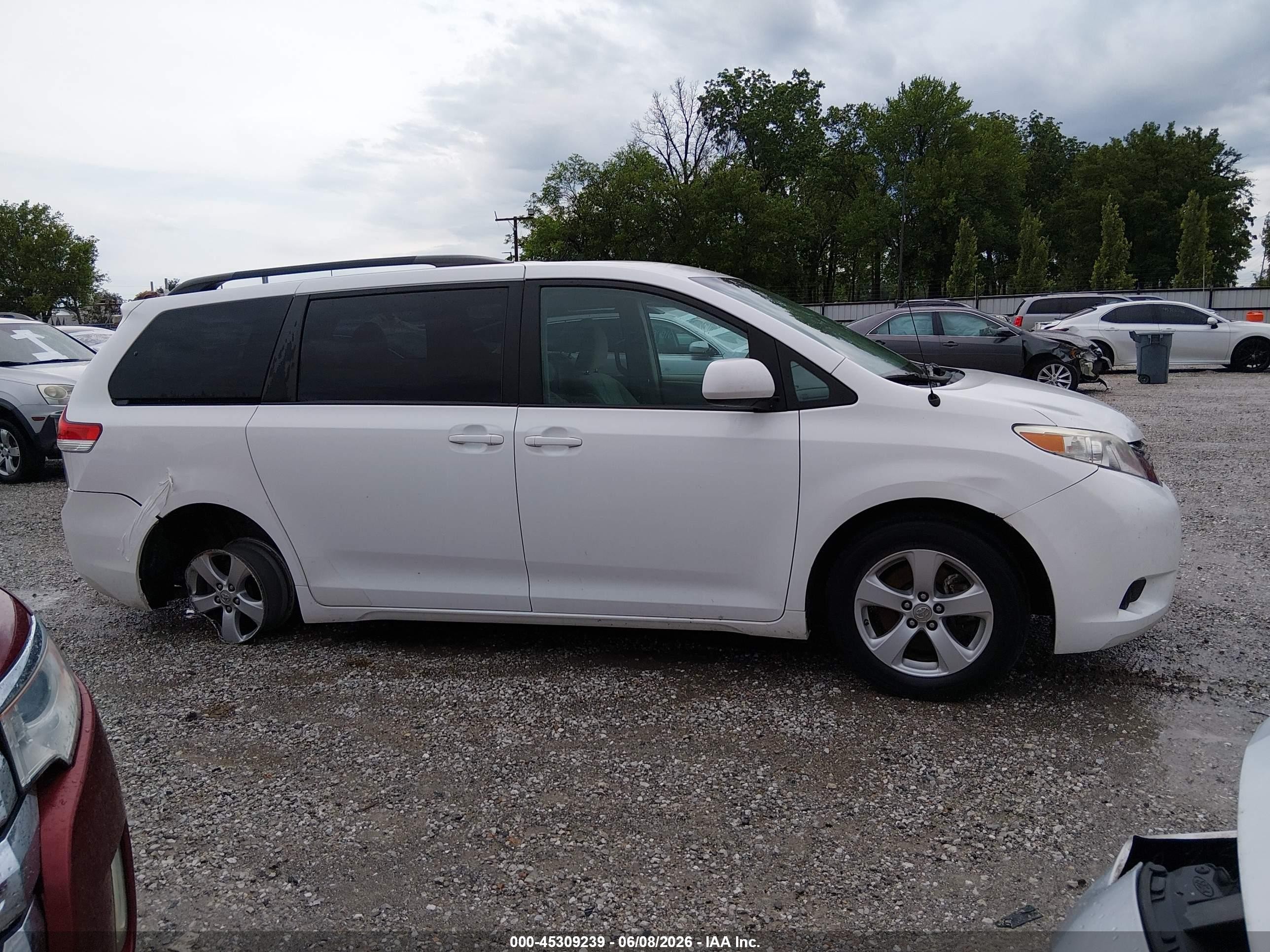 2011 Toyota Sienna Le V6 White vin: 5TDKK3DC3BS024155