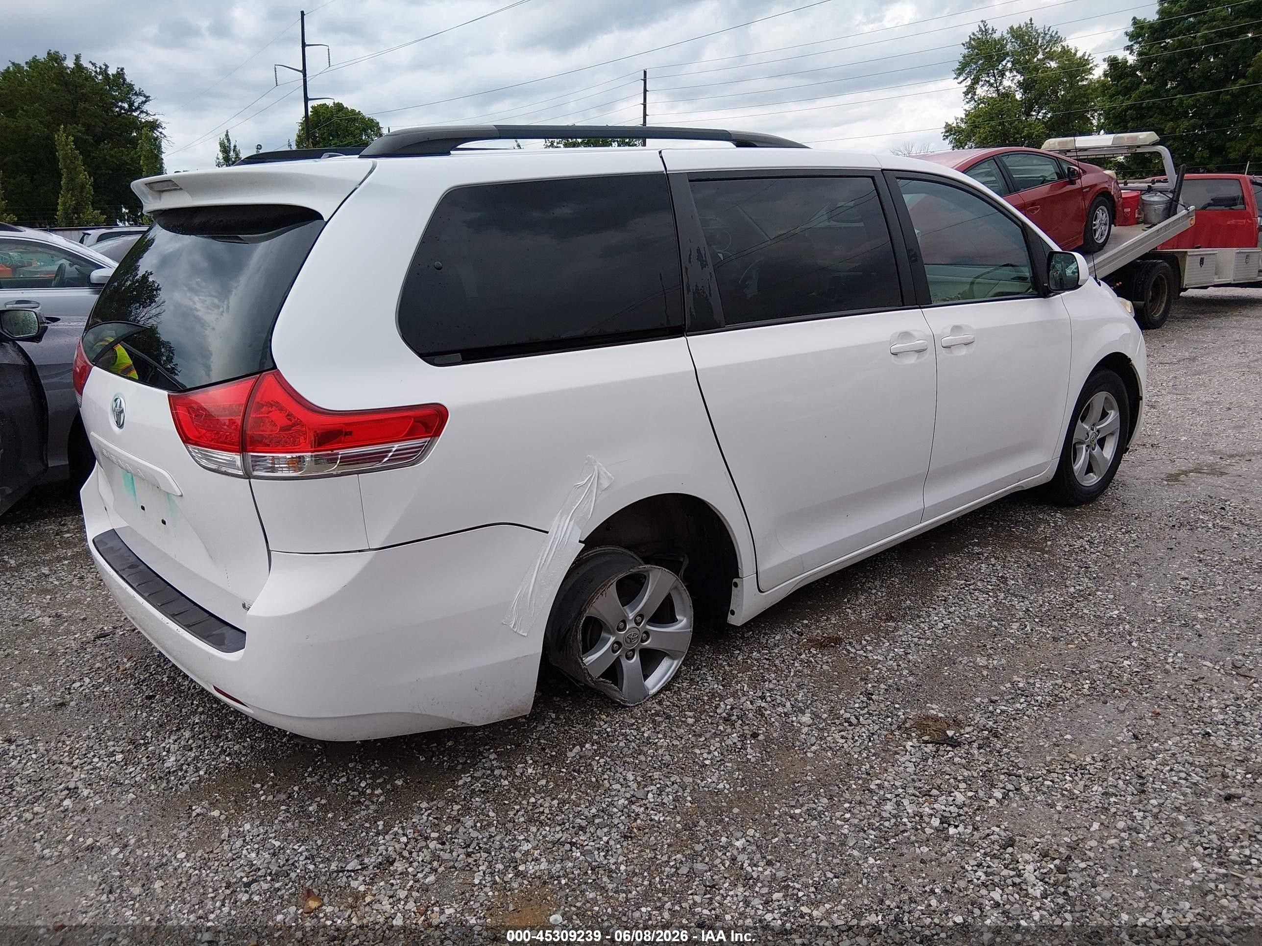 2011 Toyota Sienna Le V6 White vin: 5TDKK3DC3BS024155