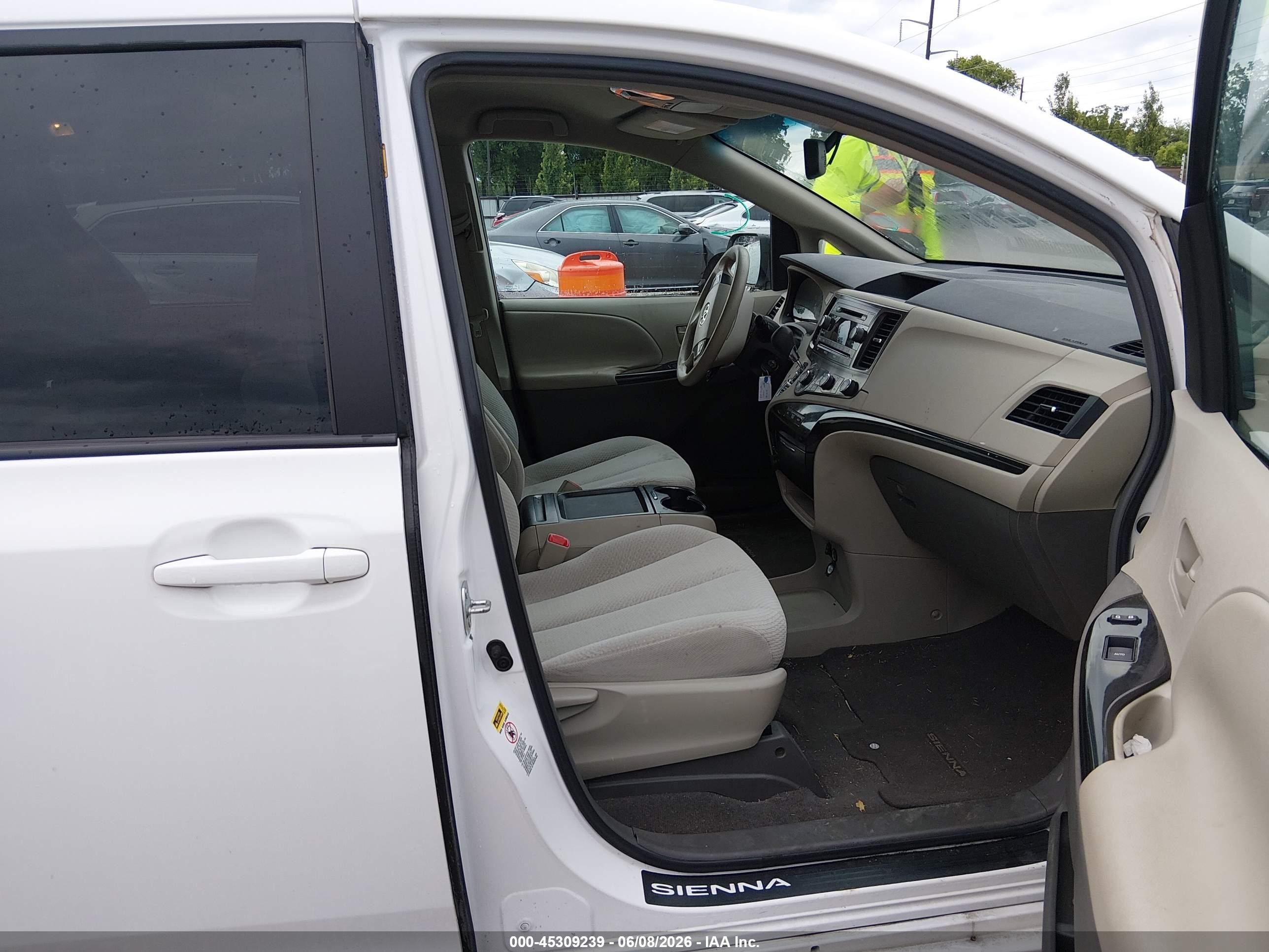 2011 Toyota Sienna Le V6 White vin: 5TDKK3DC3BS024155
