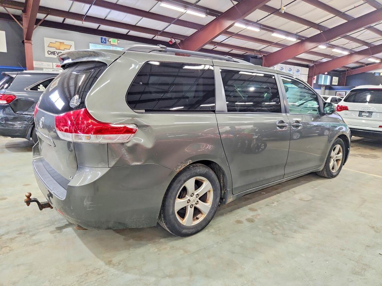 2011 Toyota Sienna Le Green vin: 5TDKK3DC3BS032658