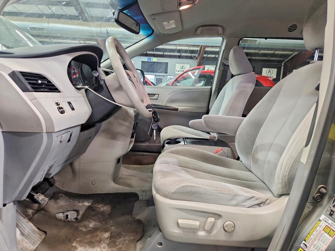 2011 Toyota Sienna Le Green vin: 5TDKK3DC3BS032658