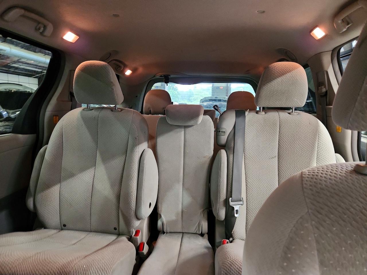 2011 Toyota Sienna Le Green vin: 5TDKK3DC3BS032658