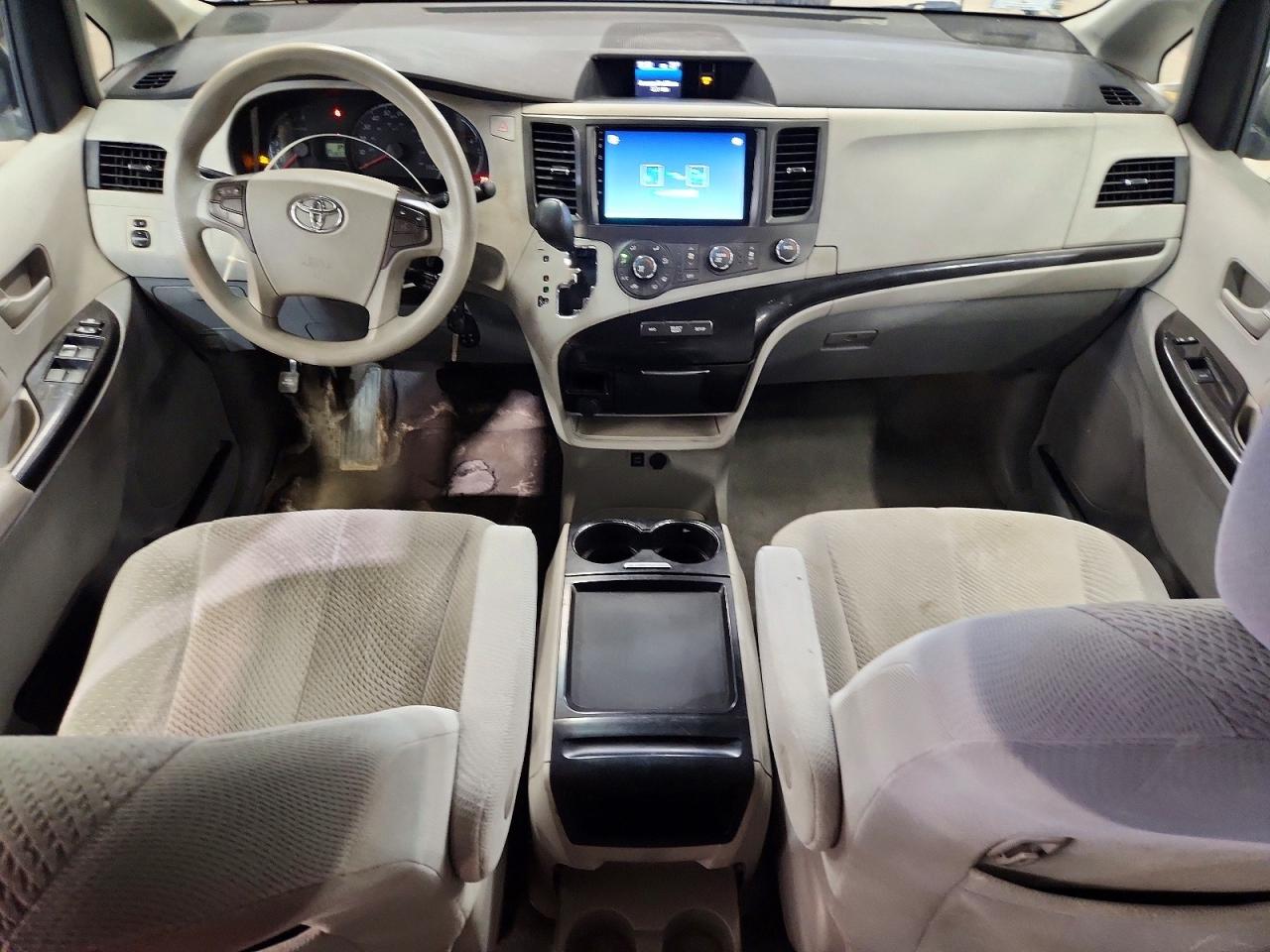 2011 Toyota Sienna Le Green vin: 5TDKK3DC3BS032658