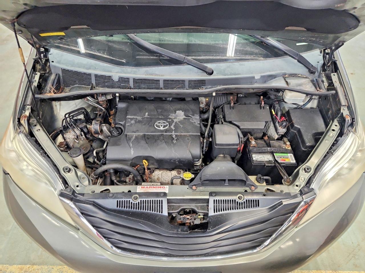 2011 Toyota Sienna Le Green vin: 5TDKK3DC3BS032658