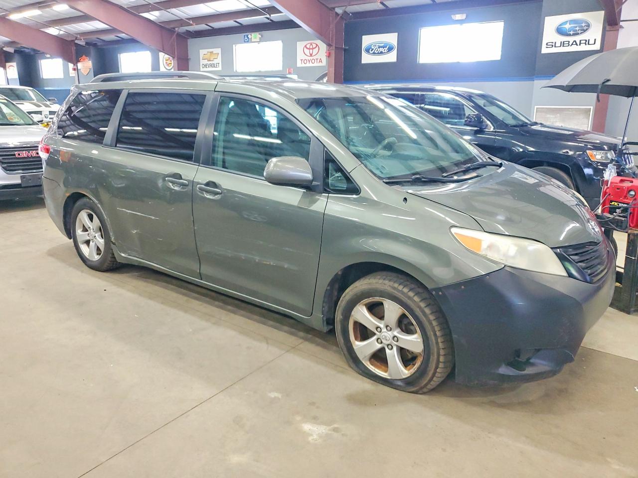 2011 Toyota Sienna Green vin: 5TDKK3DC3BS035382