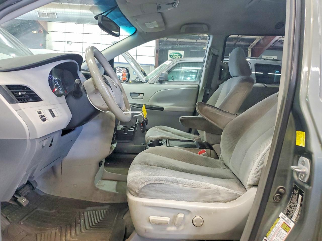 2011 Toyota Sienna Green vin: 5TDKK3DC3BS035382