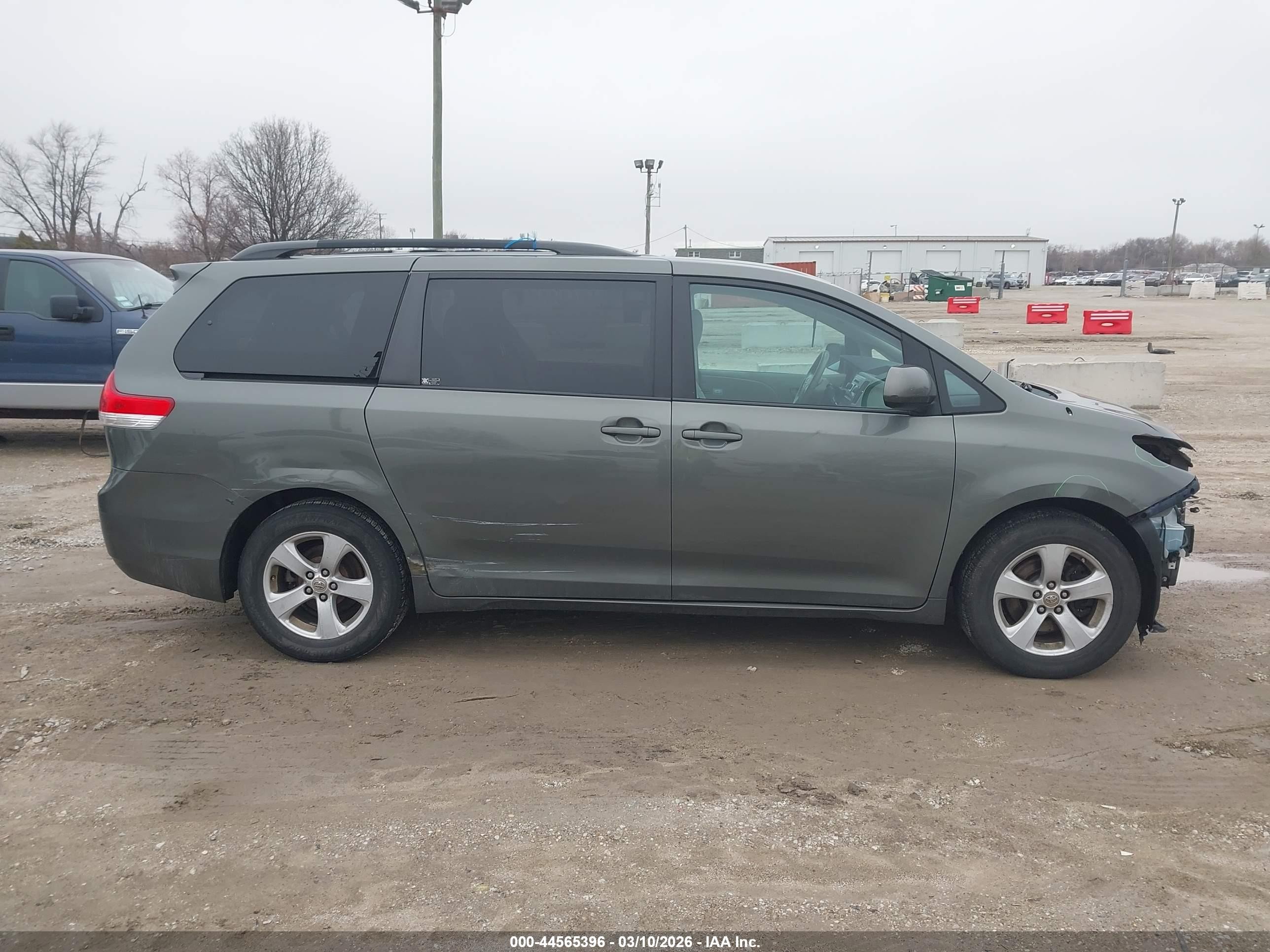 2011 Toyota Sienna Le V6 Gray vin: 5TDKK3DC3BS045054
