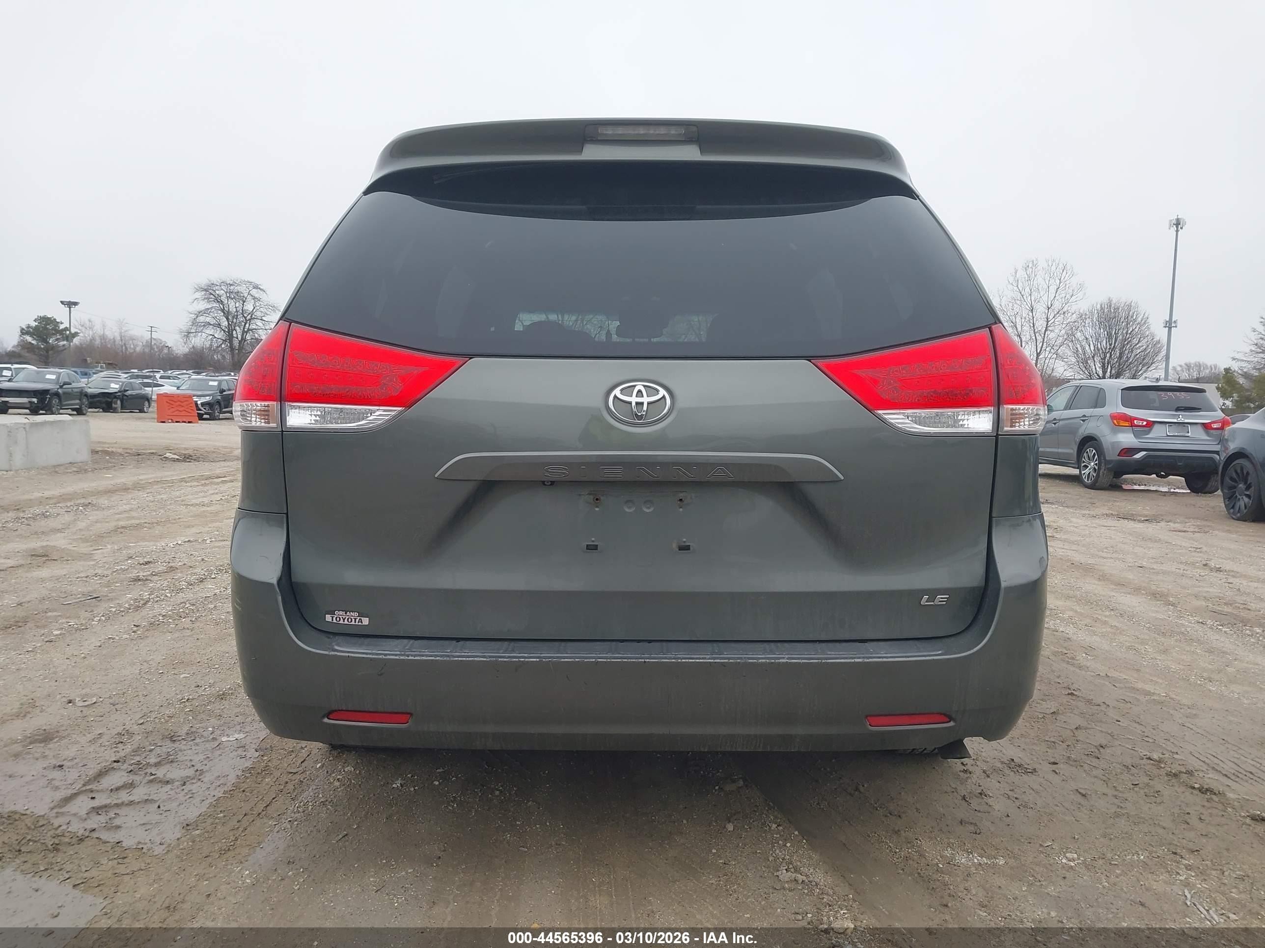 2011 Toyota Sienna Le V6 Gray vin: 5TDKK3DC3BS045054