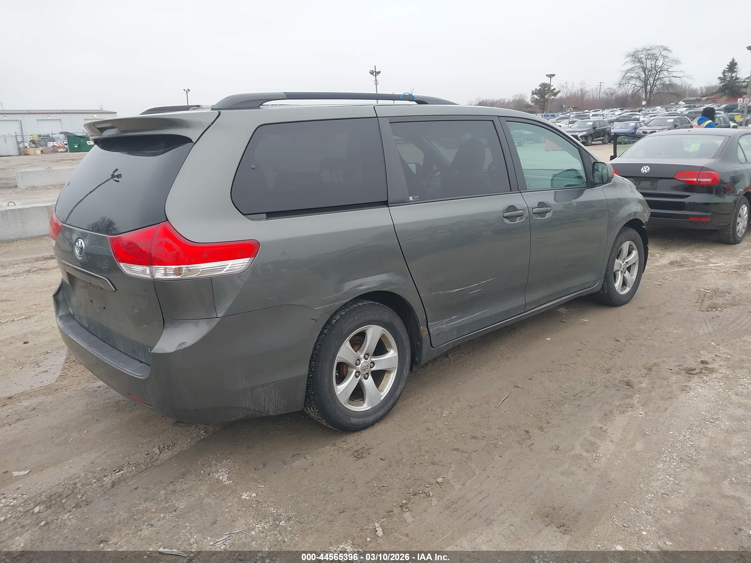 2011 Toyota Sienna Le V6 Gray vin: 5TDKK3DC3BS045054