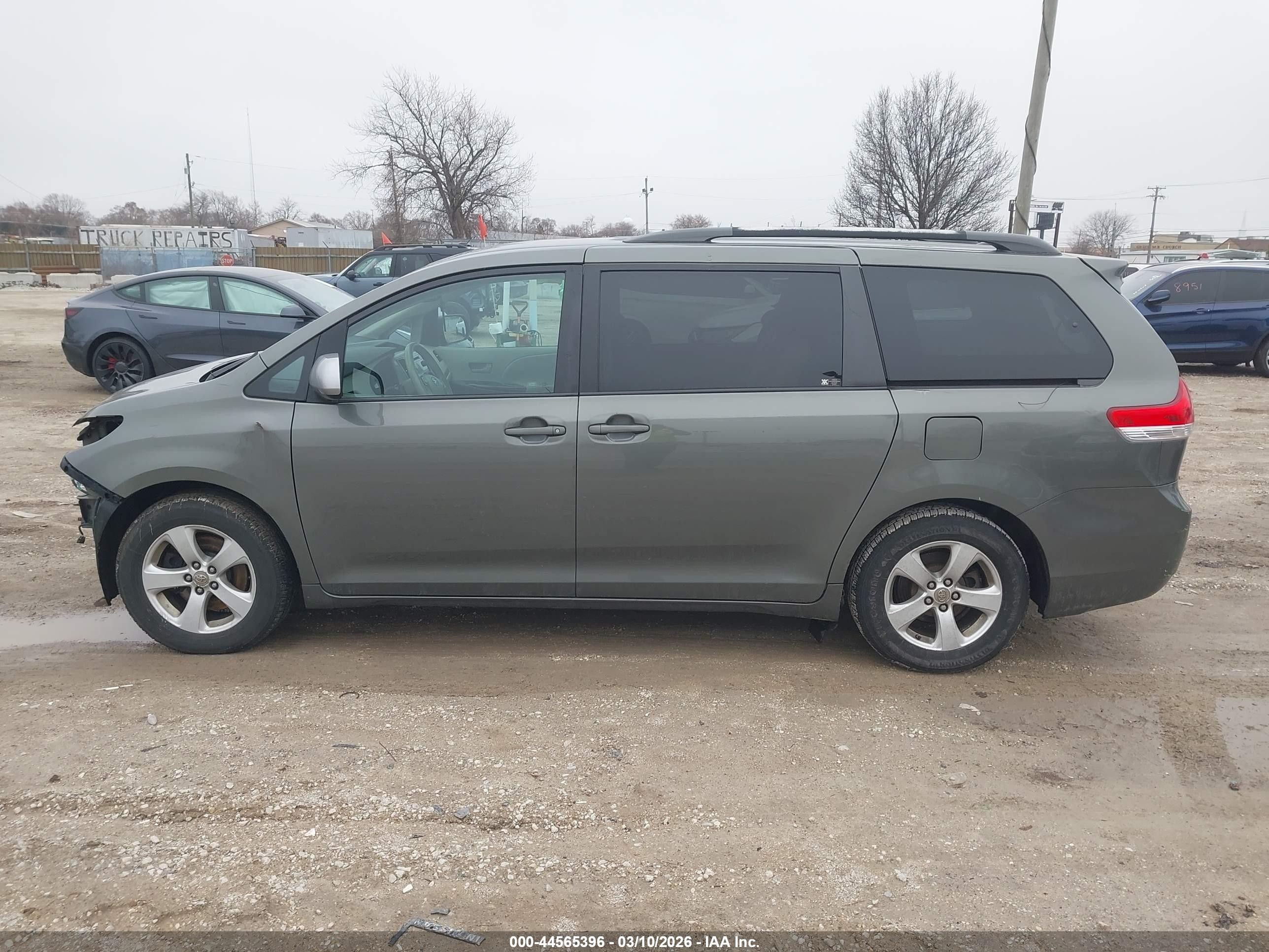 2011 Toyota Sienna Le V6 Gray vin: 5TDKK3DC3BS045054