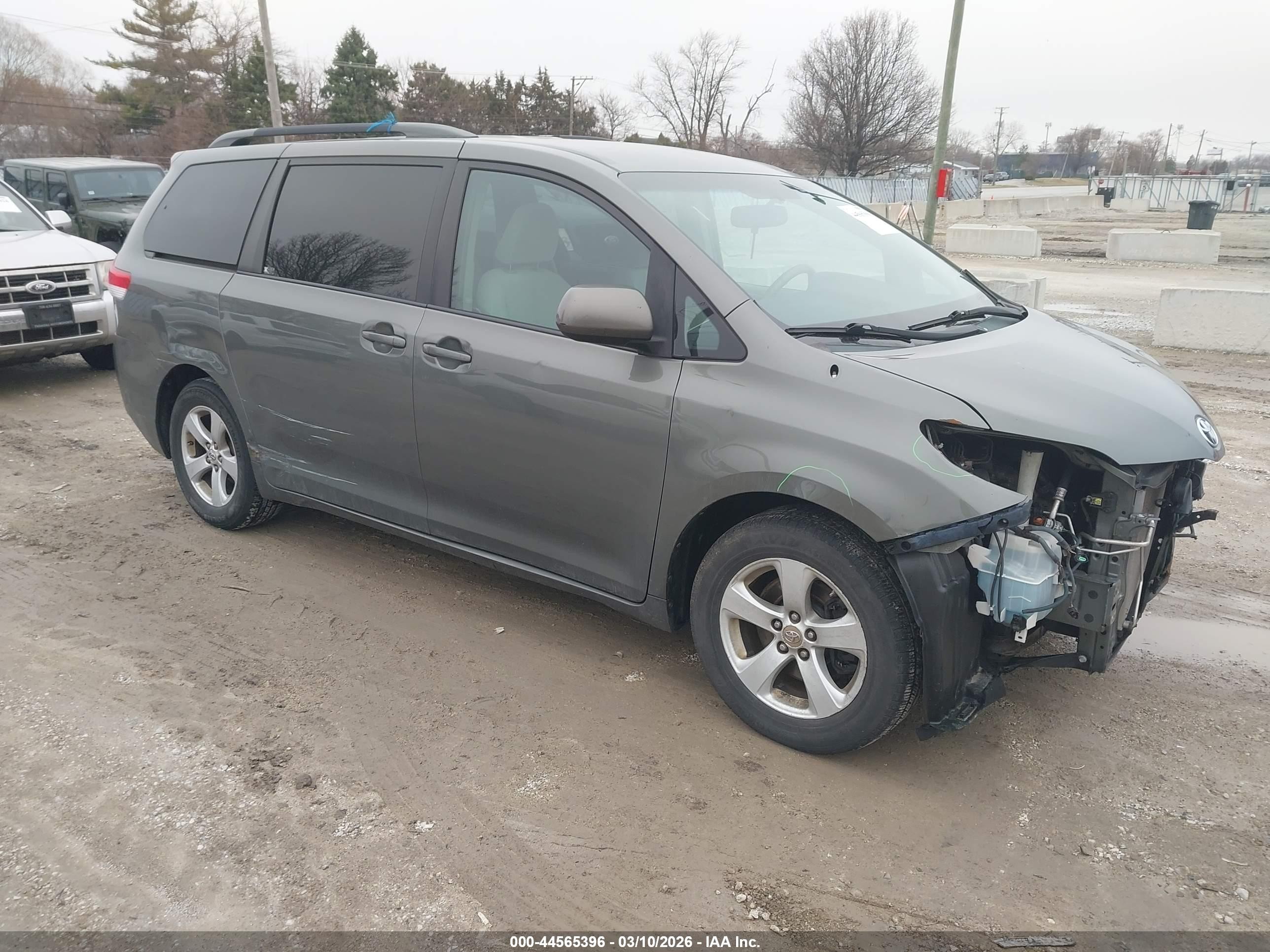 2011 Toyota Sienna Le V6 Gray vin: 5TDKK3DC3BS045054