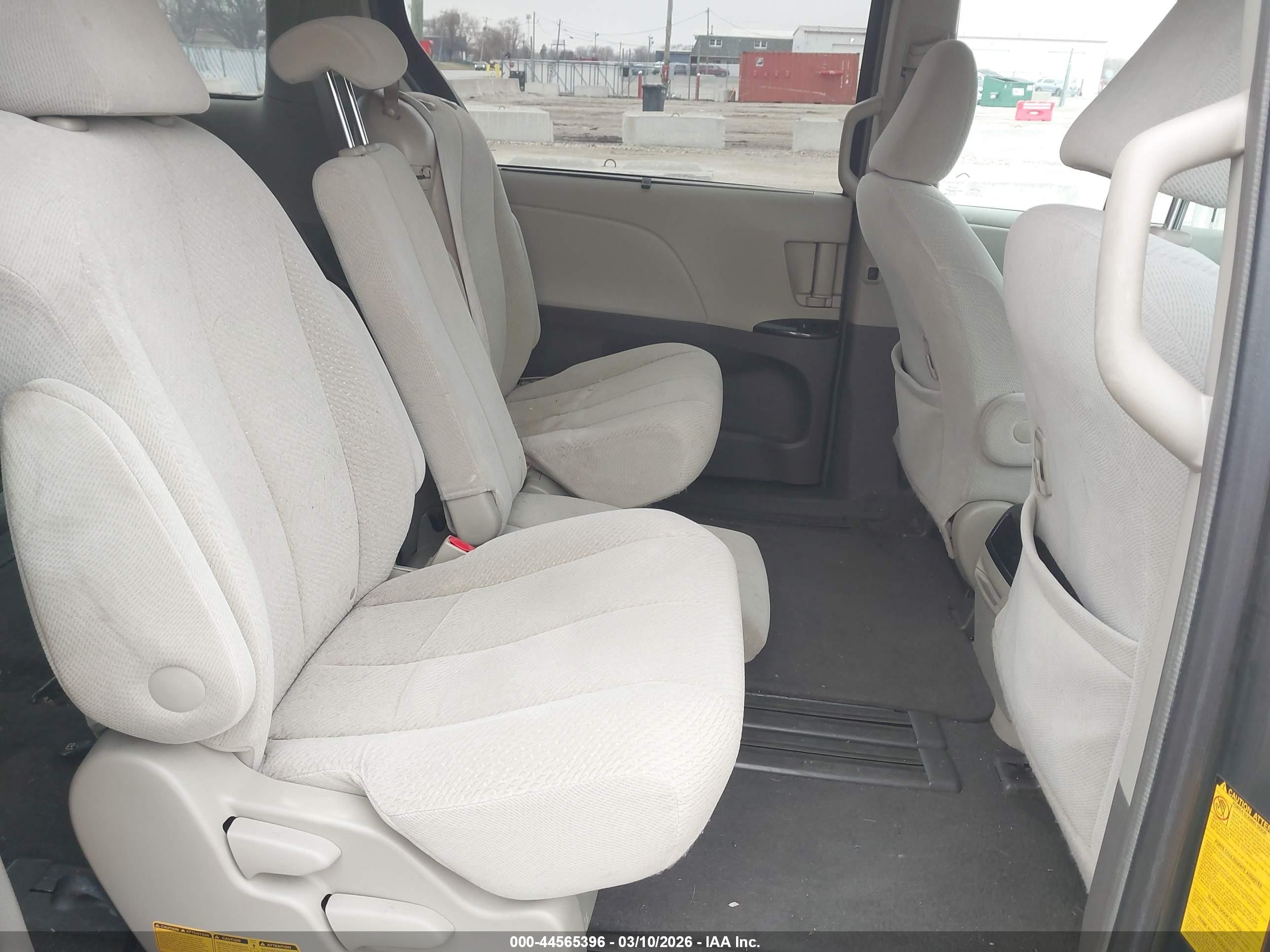 2011 Toyota Sienna Le V6 Gray vin: 5TDKK3DC3BS045054
