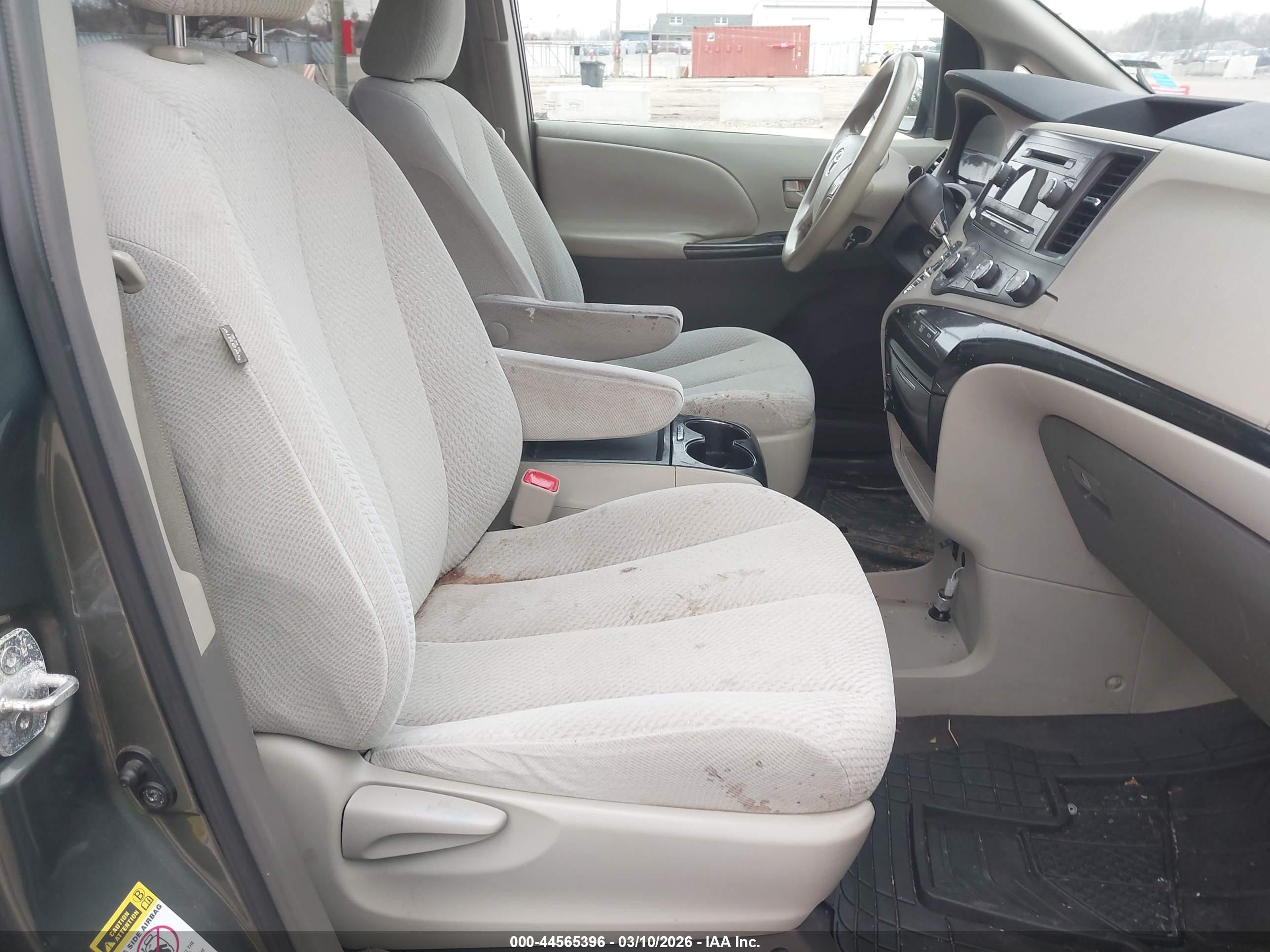 2011 Toyota Sienna Le V6 Gray vin: 5TDKK3DC3BS045054