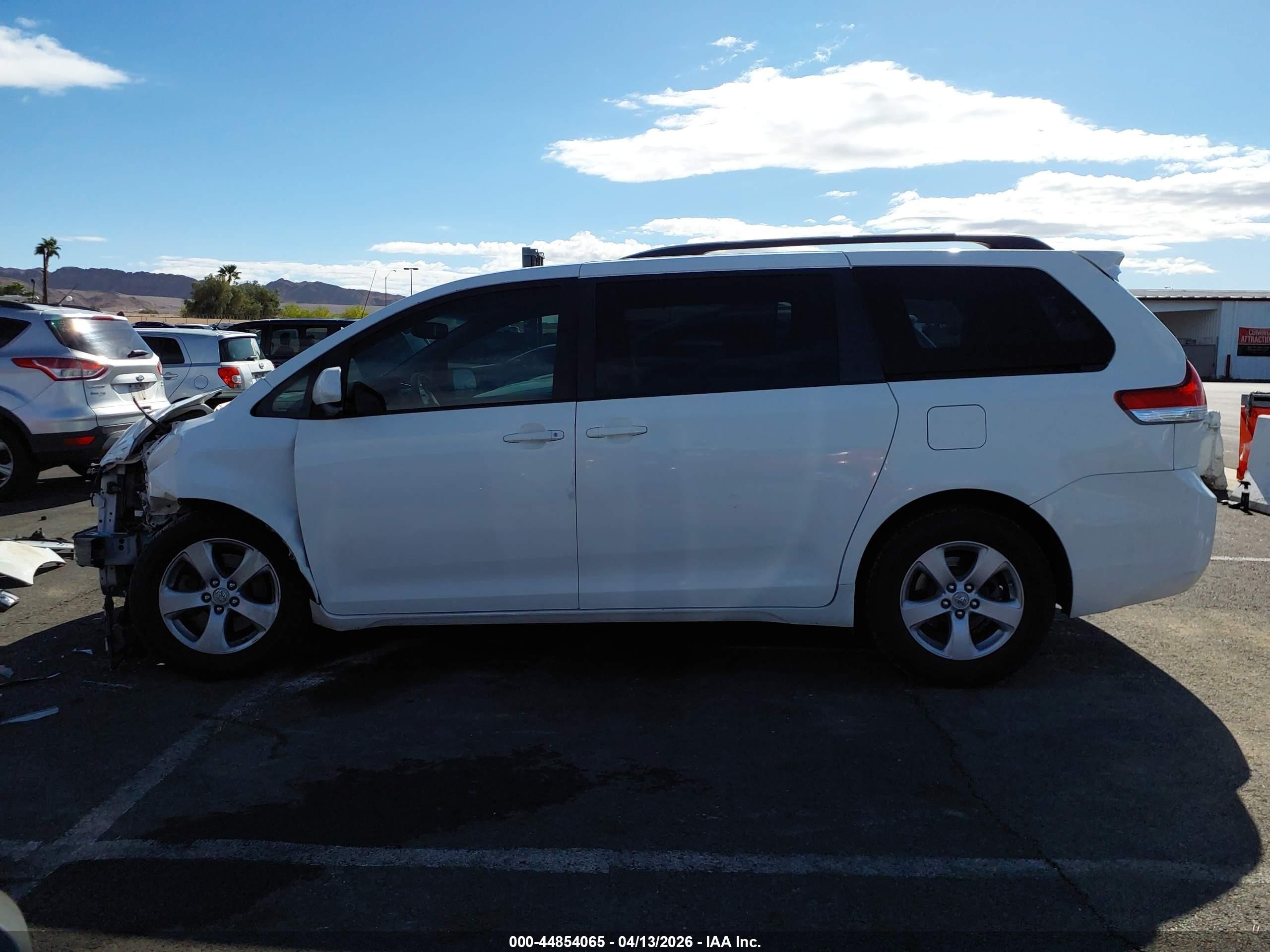 2011 Toyota Sienna Le V6 Белый vin: 5TDKK3DC3BS046768