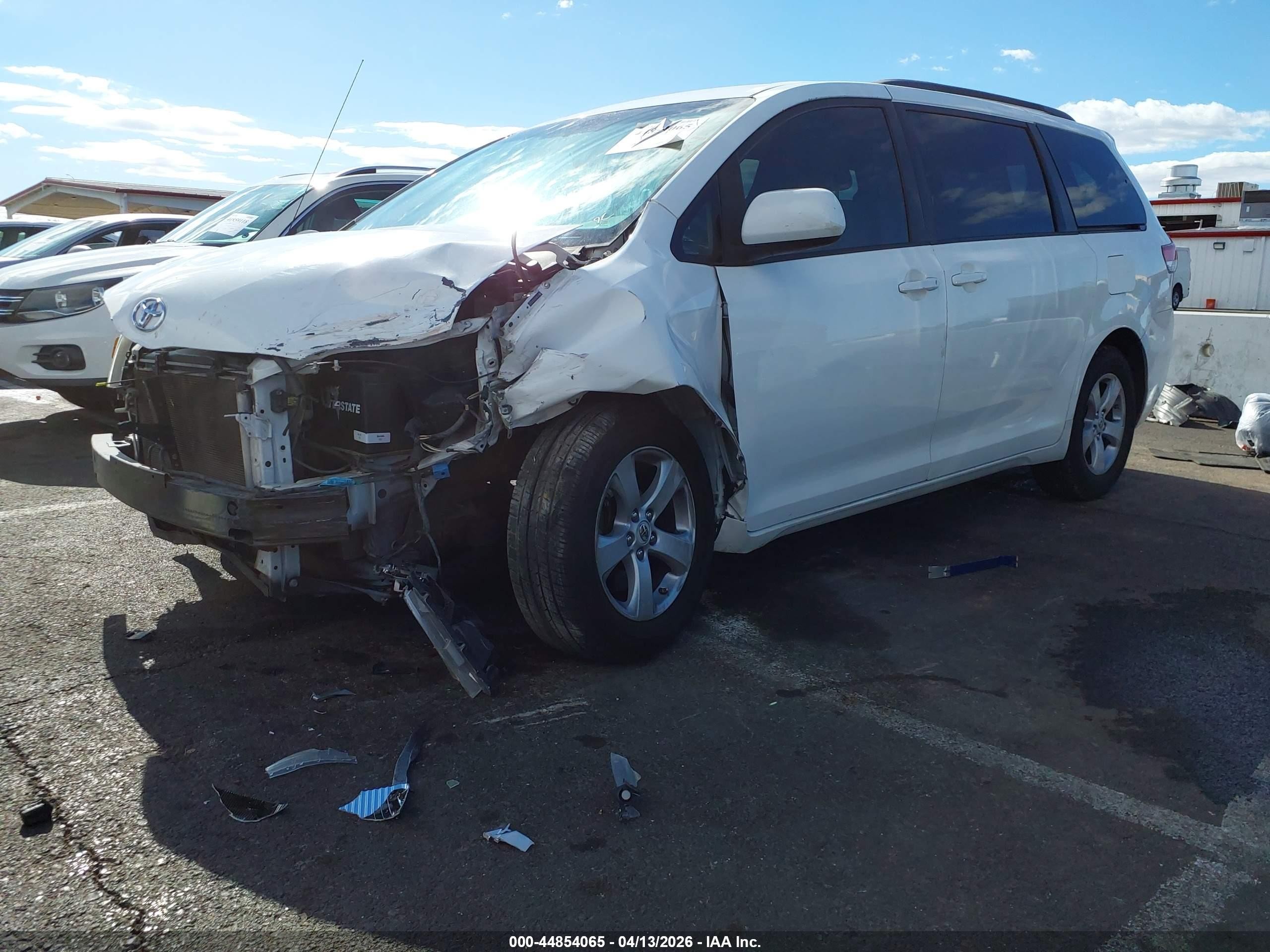 2011 Toyota Sienna Le V6 Белый vin: 5TDKK3DC3BS046768