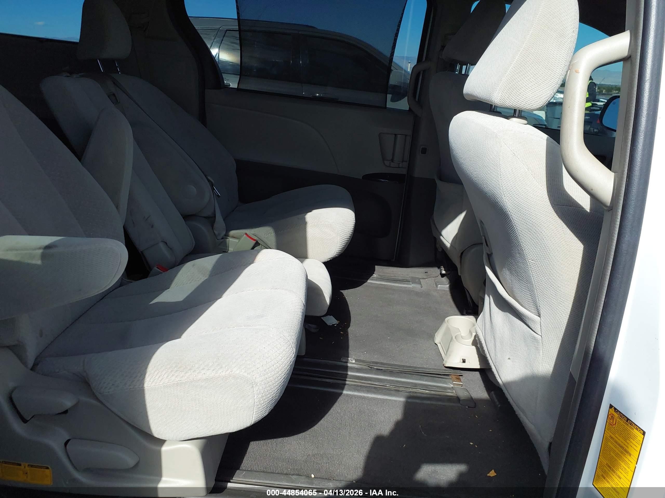 2011 Toyota Sienna Le V6 Белый vin: 5TDKK3DC3BS046768