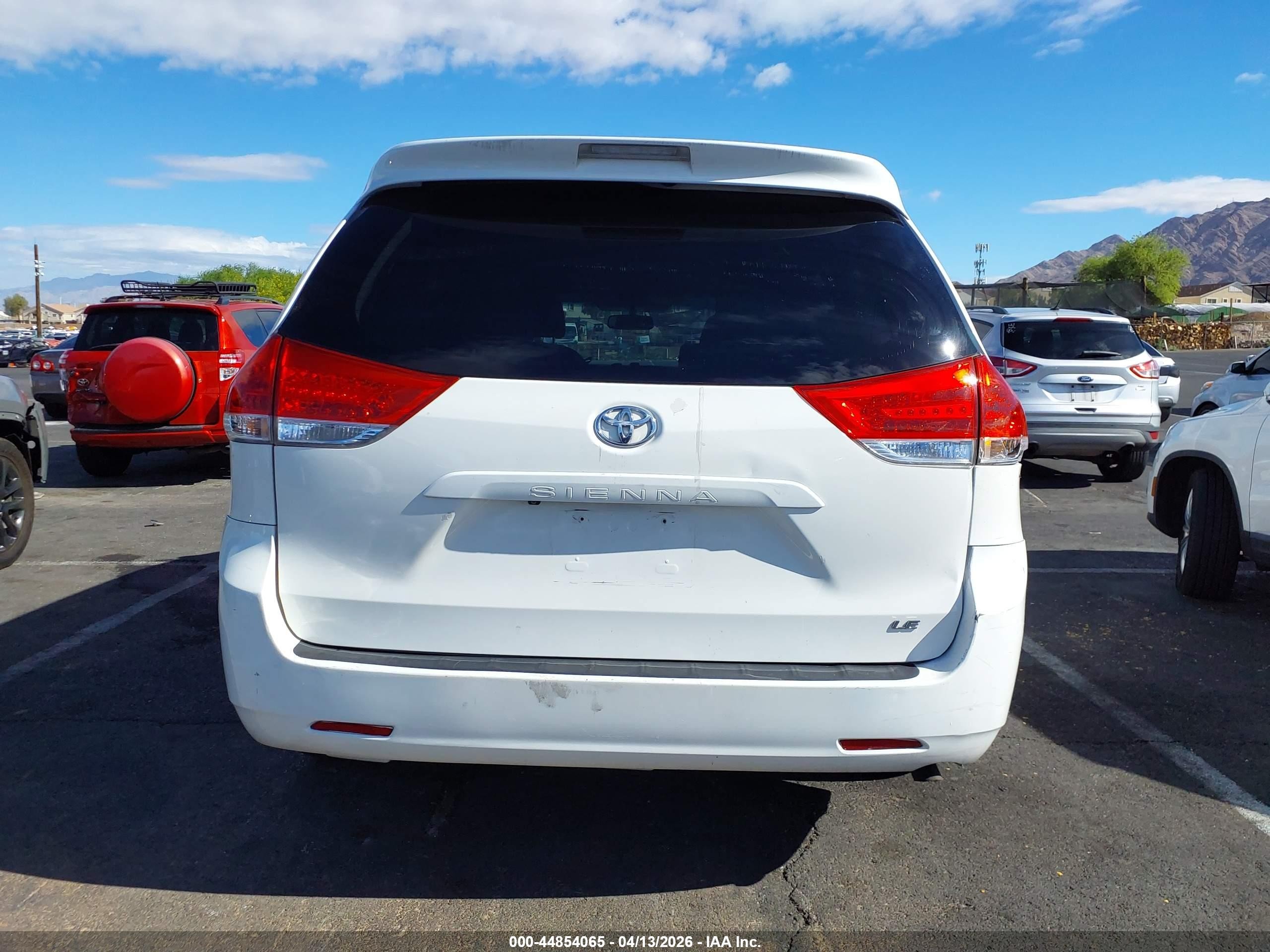 2011 Toyota Sienna Le V6 Белый vin: 5TDKK3DC3BS046768