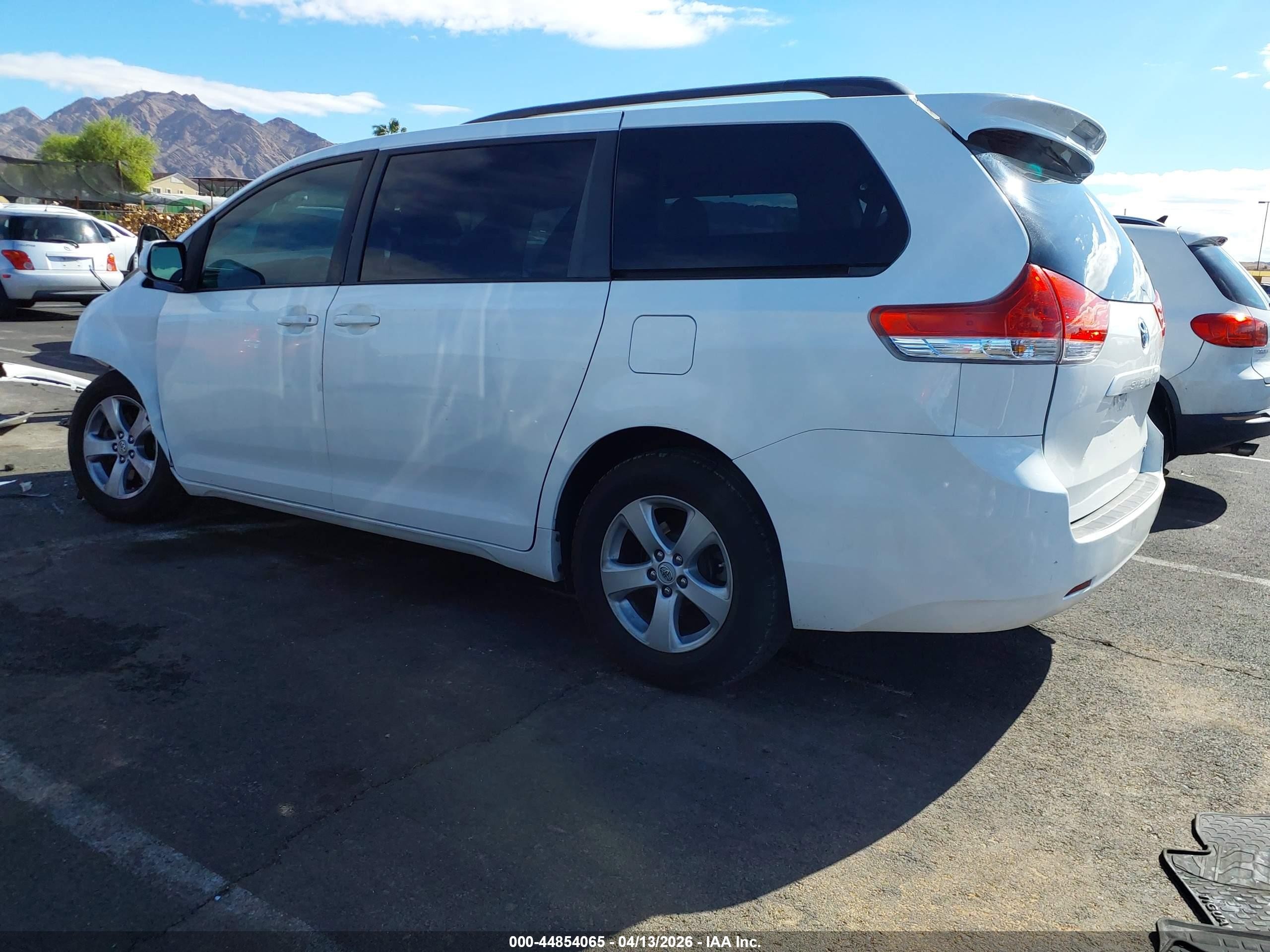 2011 Toyota Sienna Le V6 Белый vin: 5TDKK3DC3BS046768