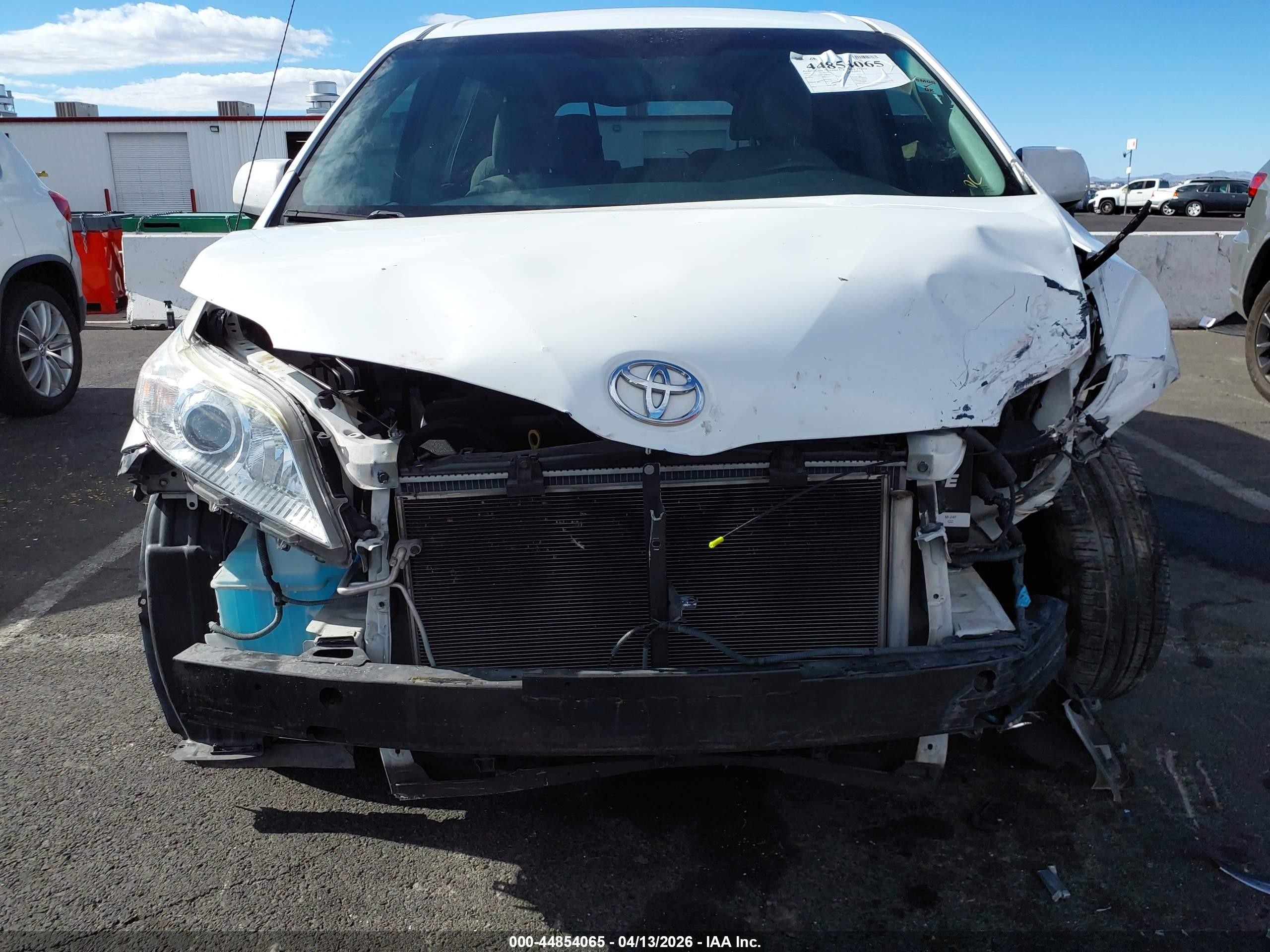 2011 Toyota Sienna Le V6 Белый vin: 5TDKK3DC3BS046768
