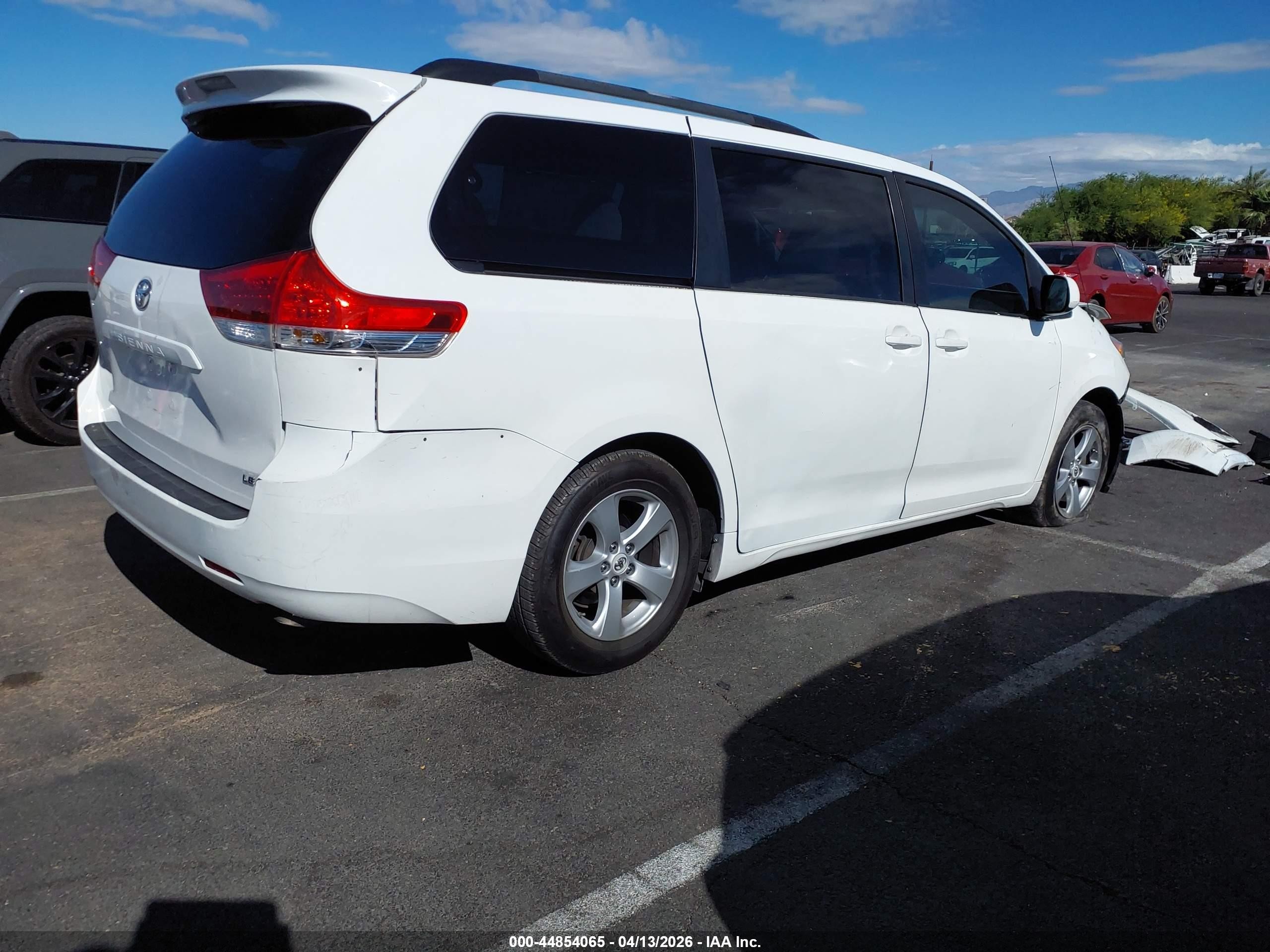 2011 Toyota Sienna Le V6 Белый vin: 5TDKK3DC3BS046768