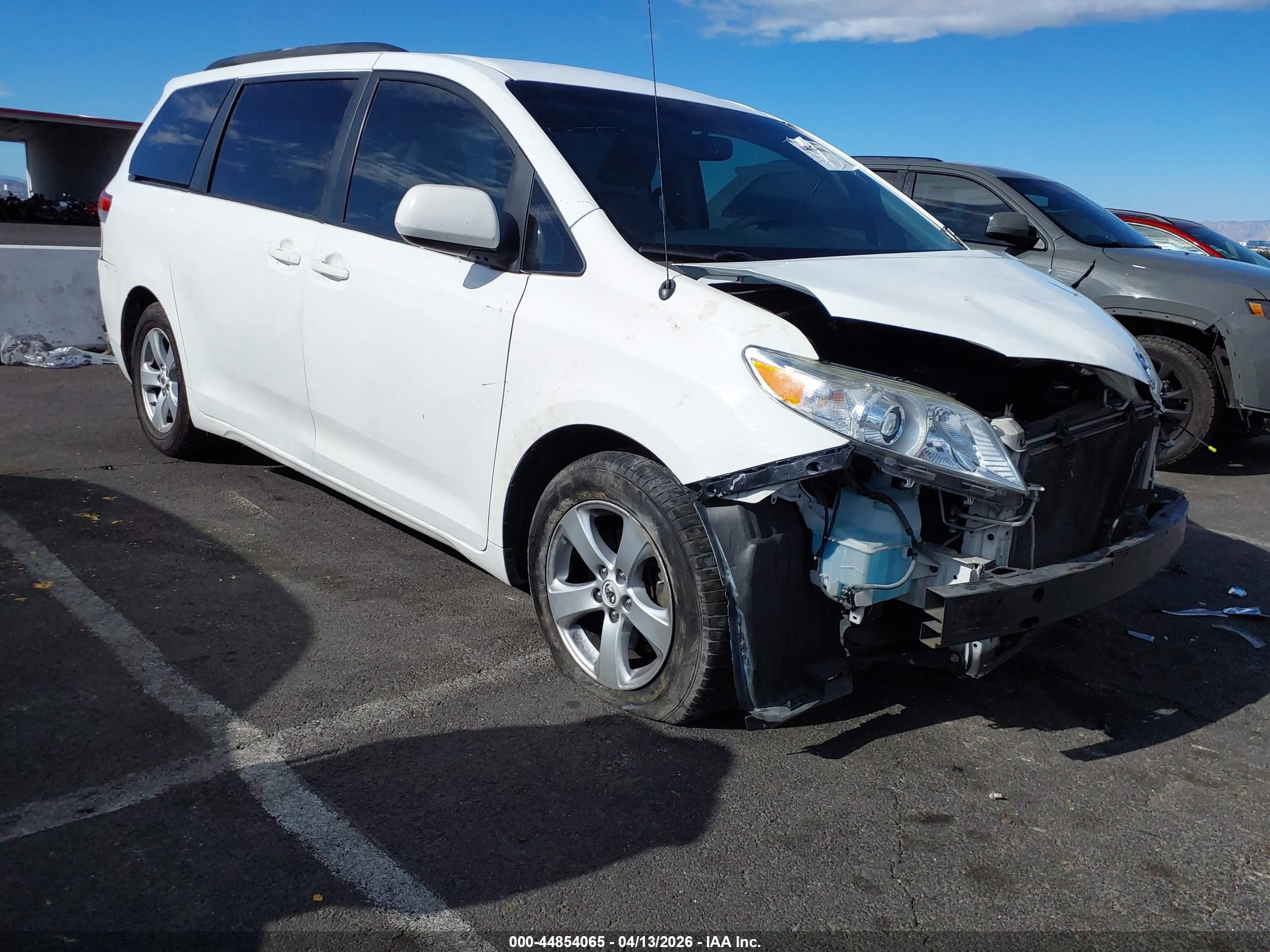 2011 Toyota Sienna Le V6 Белый vin: 5TDKK3DC3BS046768