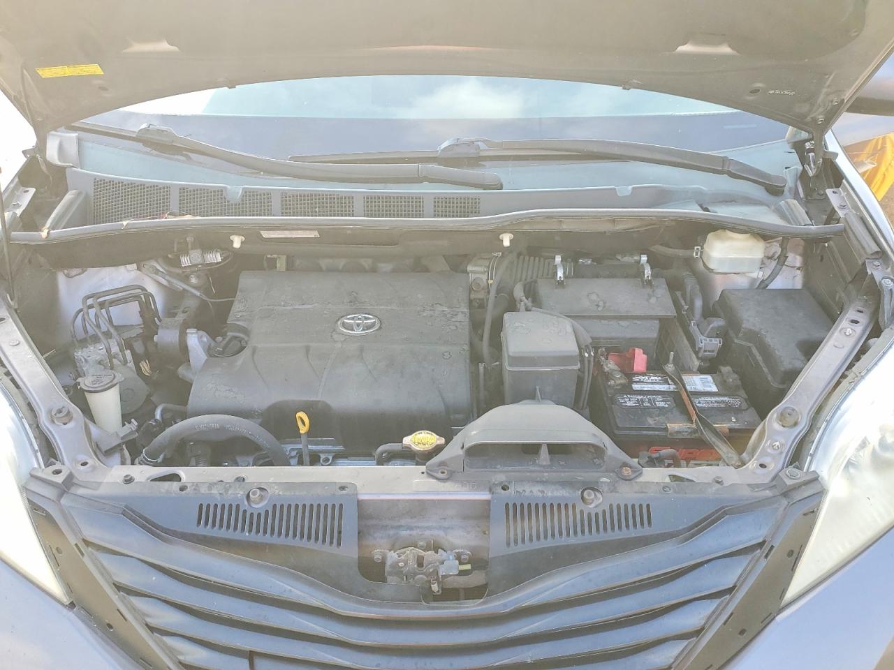 2011 Toyota Sienna Le Gray vin: 5TDKK3DC3BS054434