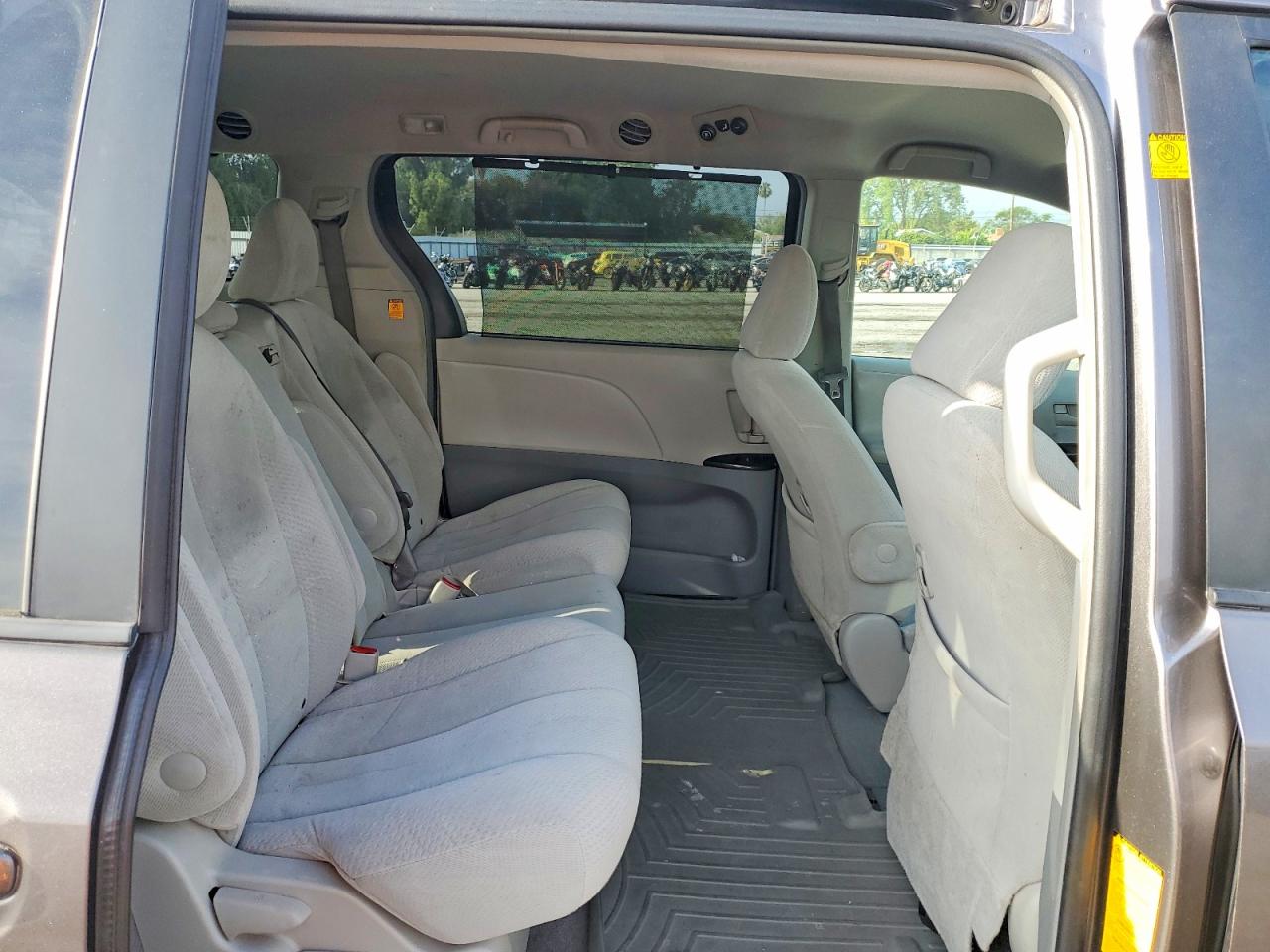 2011 Toyota Sienna Le Gray vin: 5TDKK3DC3BS054434