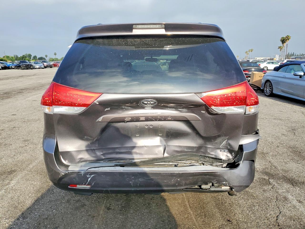 2011 Toyota Sienna Le Gray vin: 5TDKK3DC3BS054434