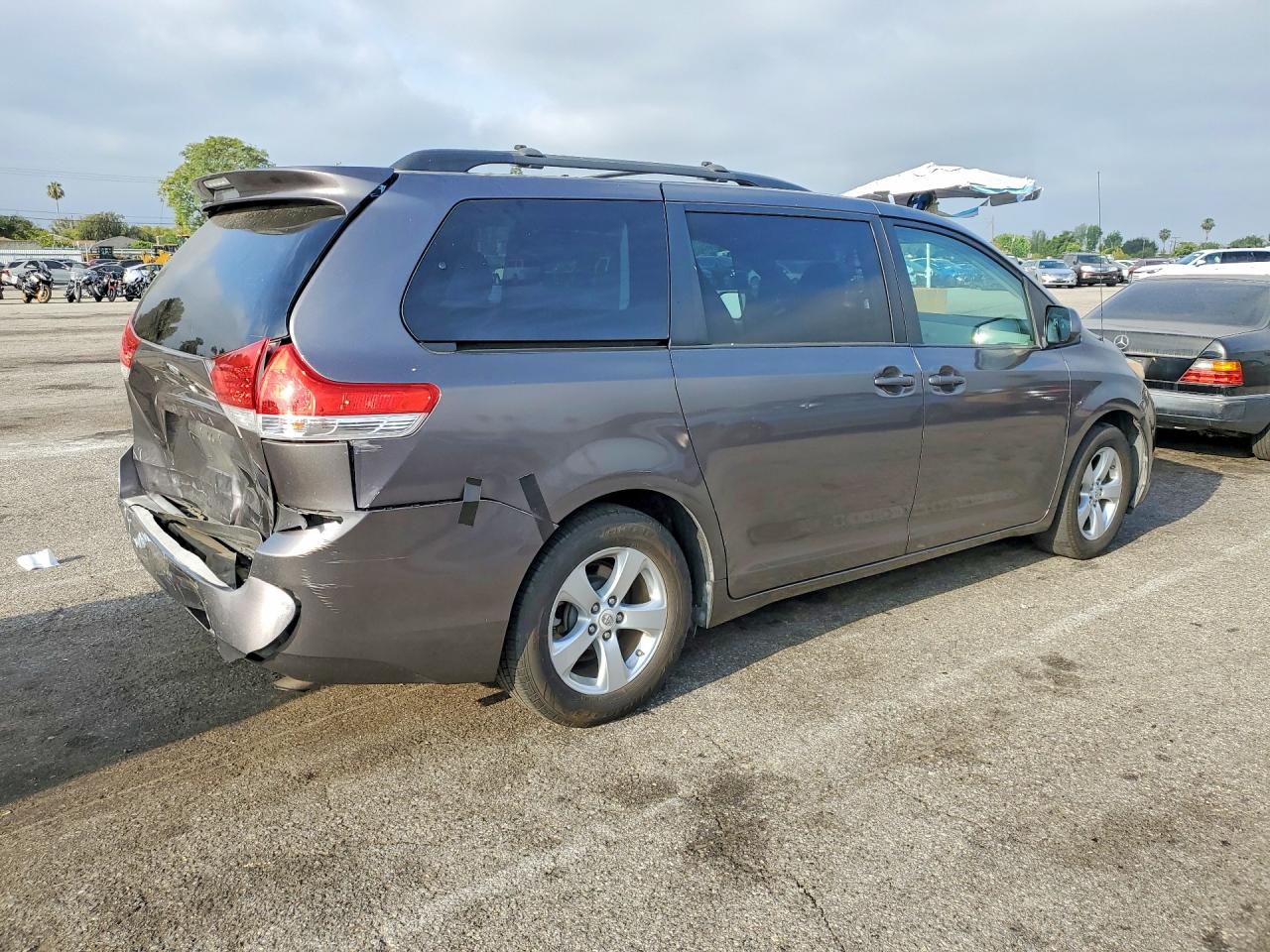 2011 Toyota Sienna Le Gray vin: 5TDKK3DC3BS054434