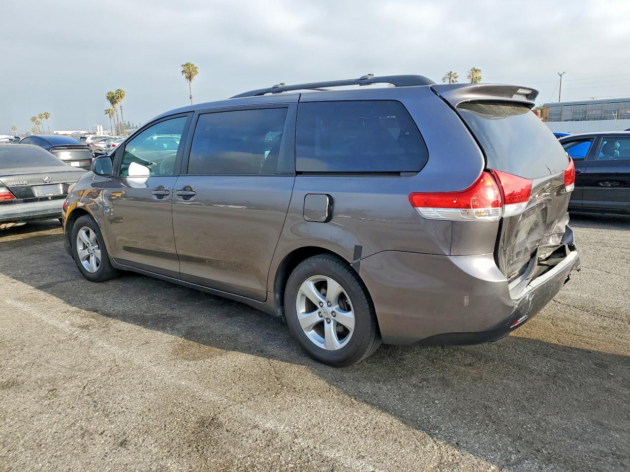 2011 Toyota Sienna Le Gray vin: 5TDKK3DC3BS054434